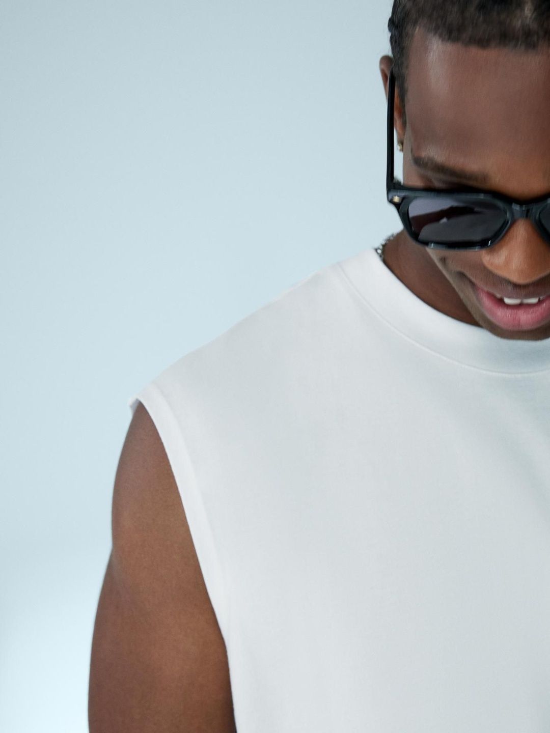 Basic sleeveless T-shirt