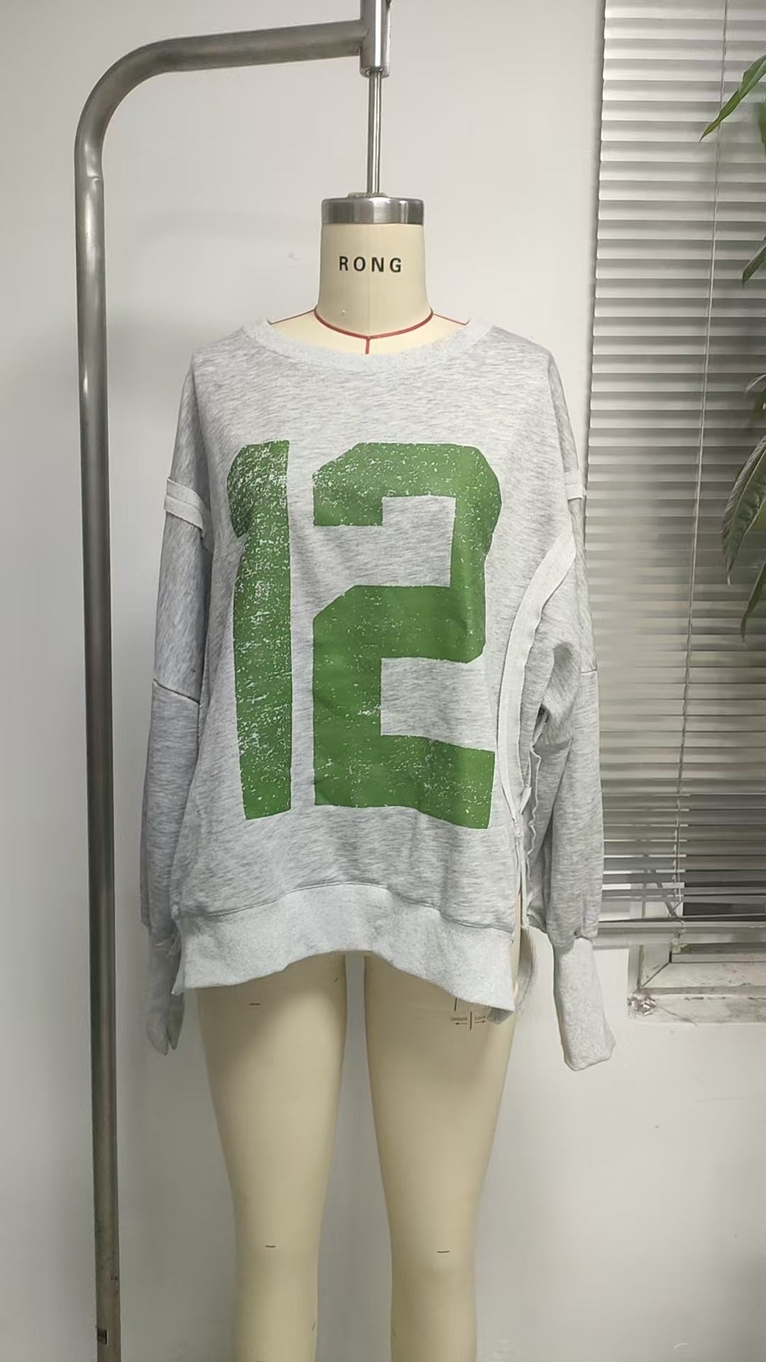 Loose Fit Graphic Pullover Sweatshirt with Balloon Sleeves