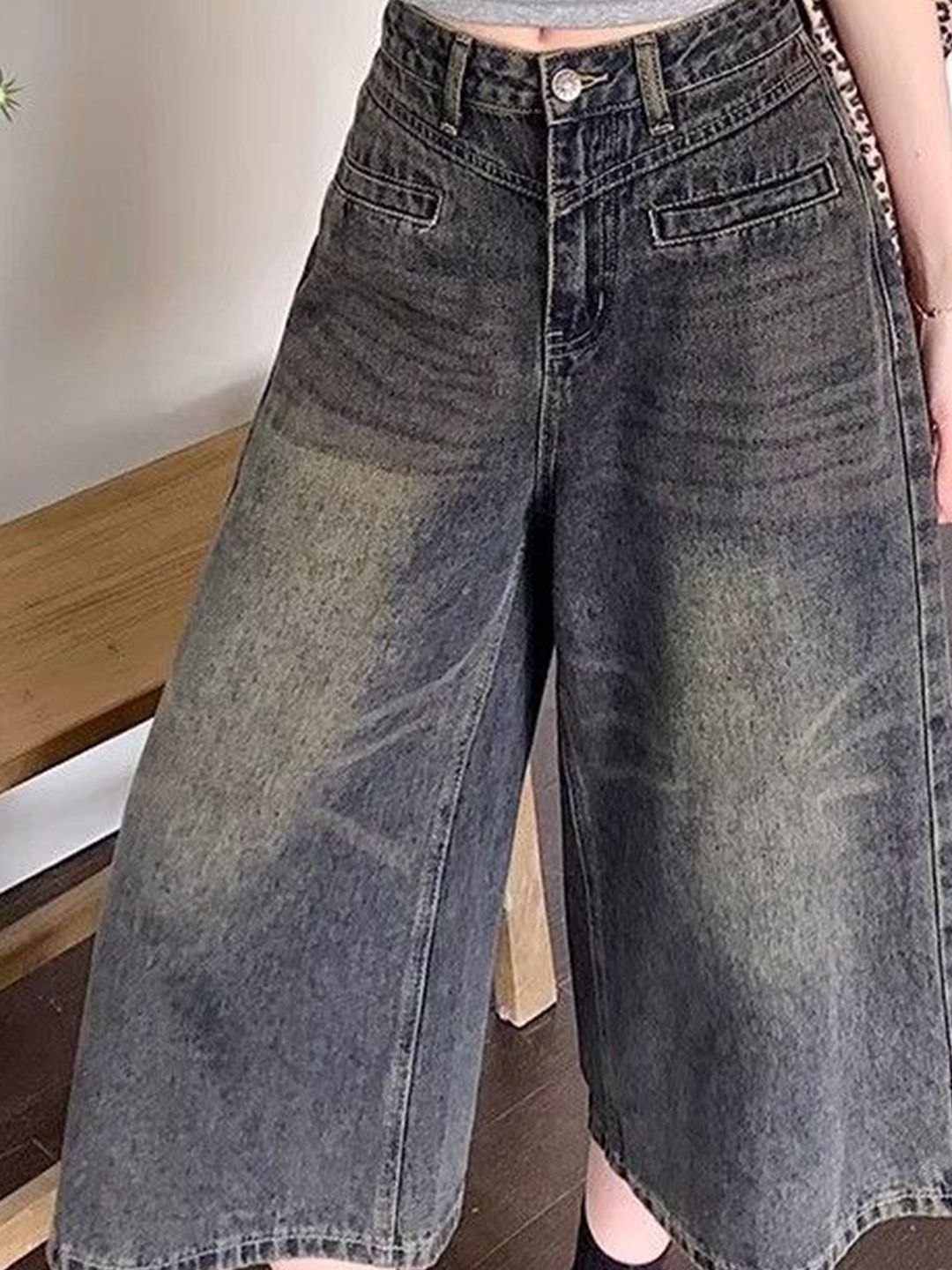 Women Wide Leg Mid-Rise Light Fade Cropped Jeans