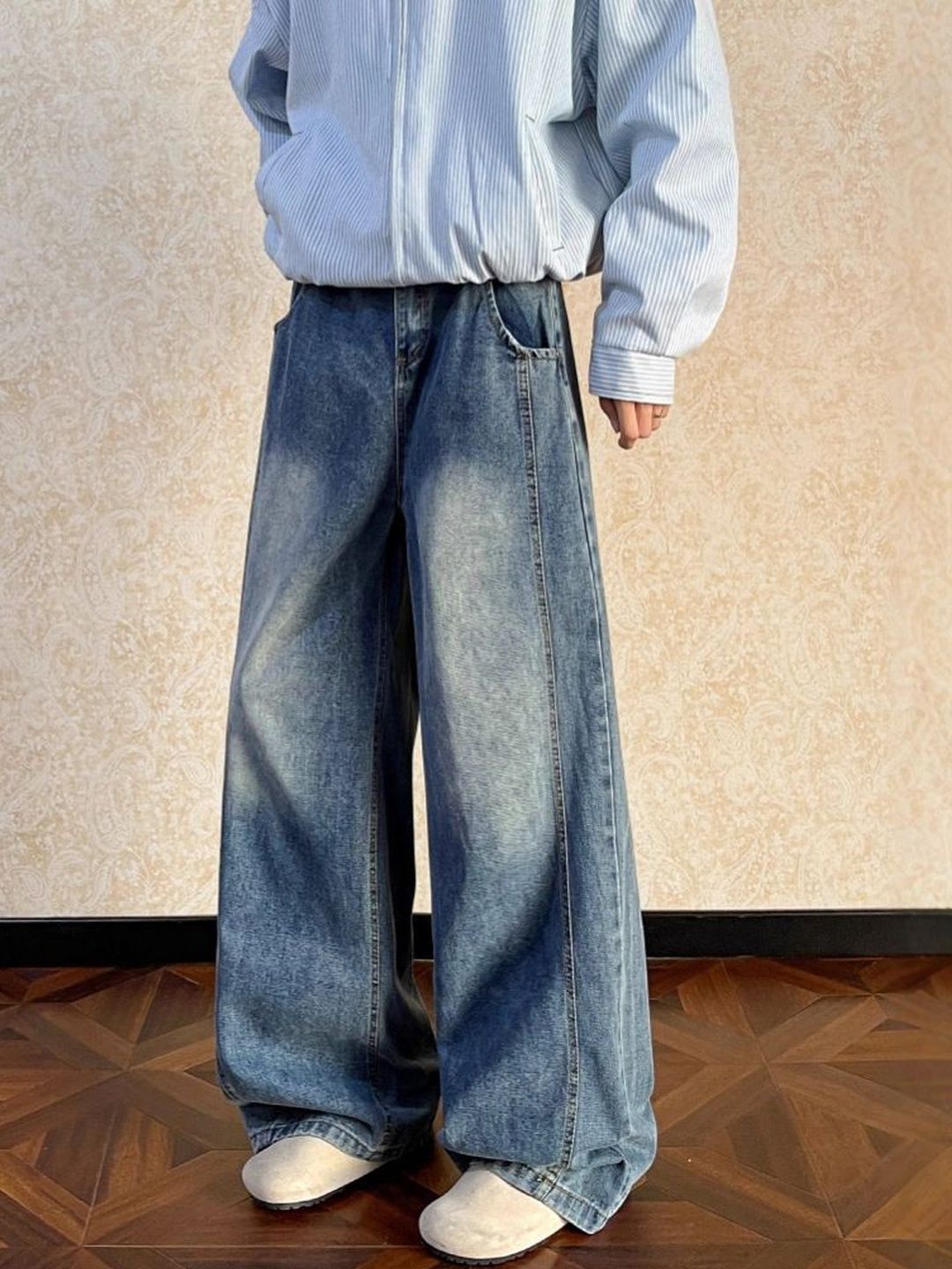 Men Wide Leg Mid-Rise Light Fade Jeans