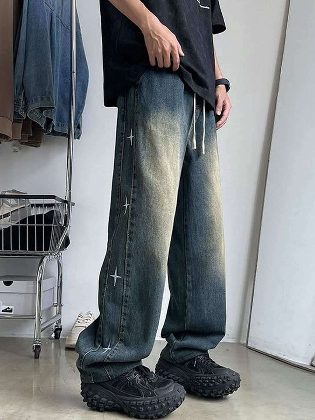 Men Wide Leg Mid-Rise Medium Fade Jeans