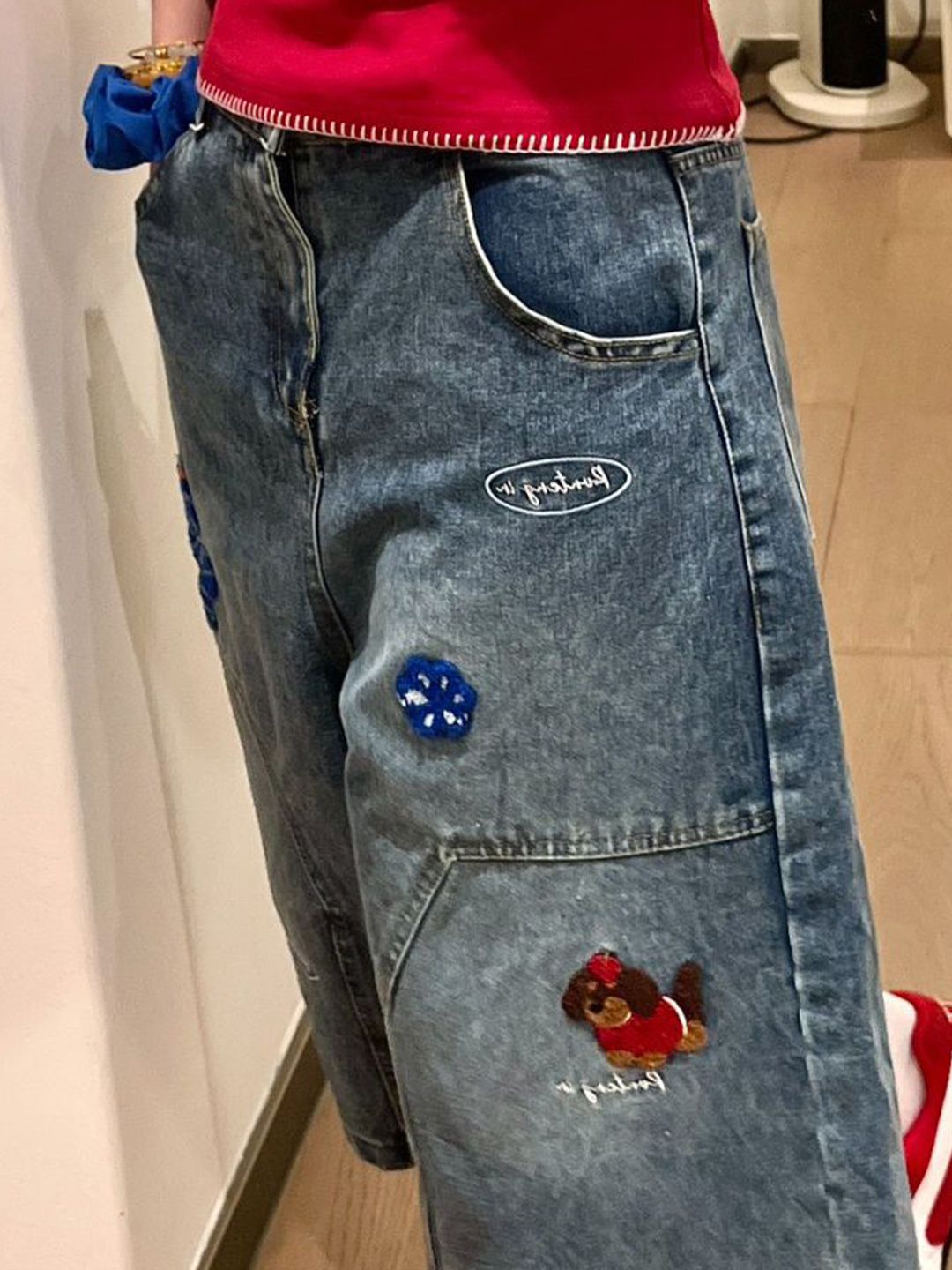 Women Regular Fit Mid-Rise Light Fade Embroidered Cropped Jeans
