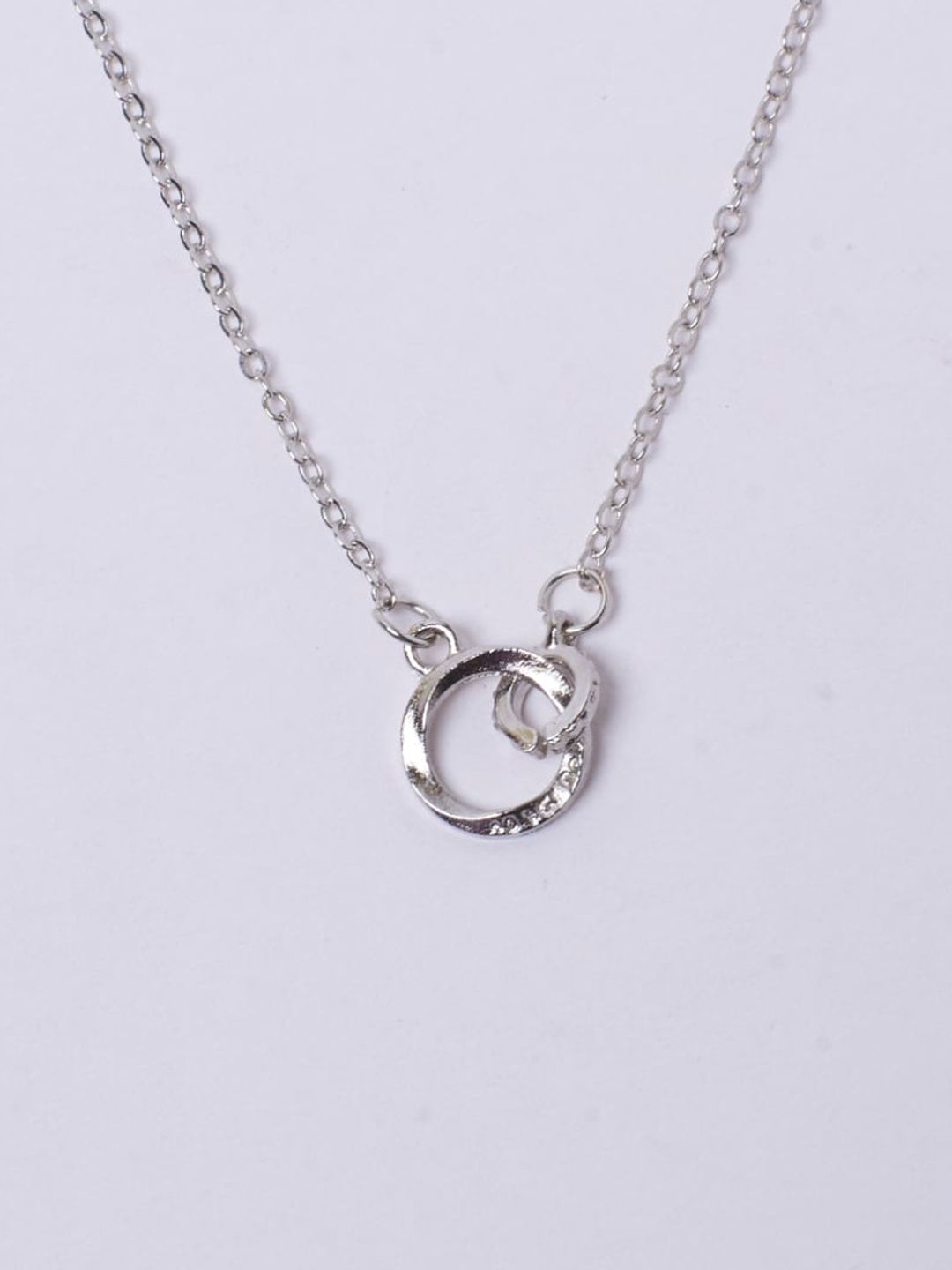 SALTY Oval Pendant With Chain