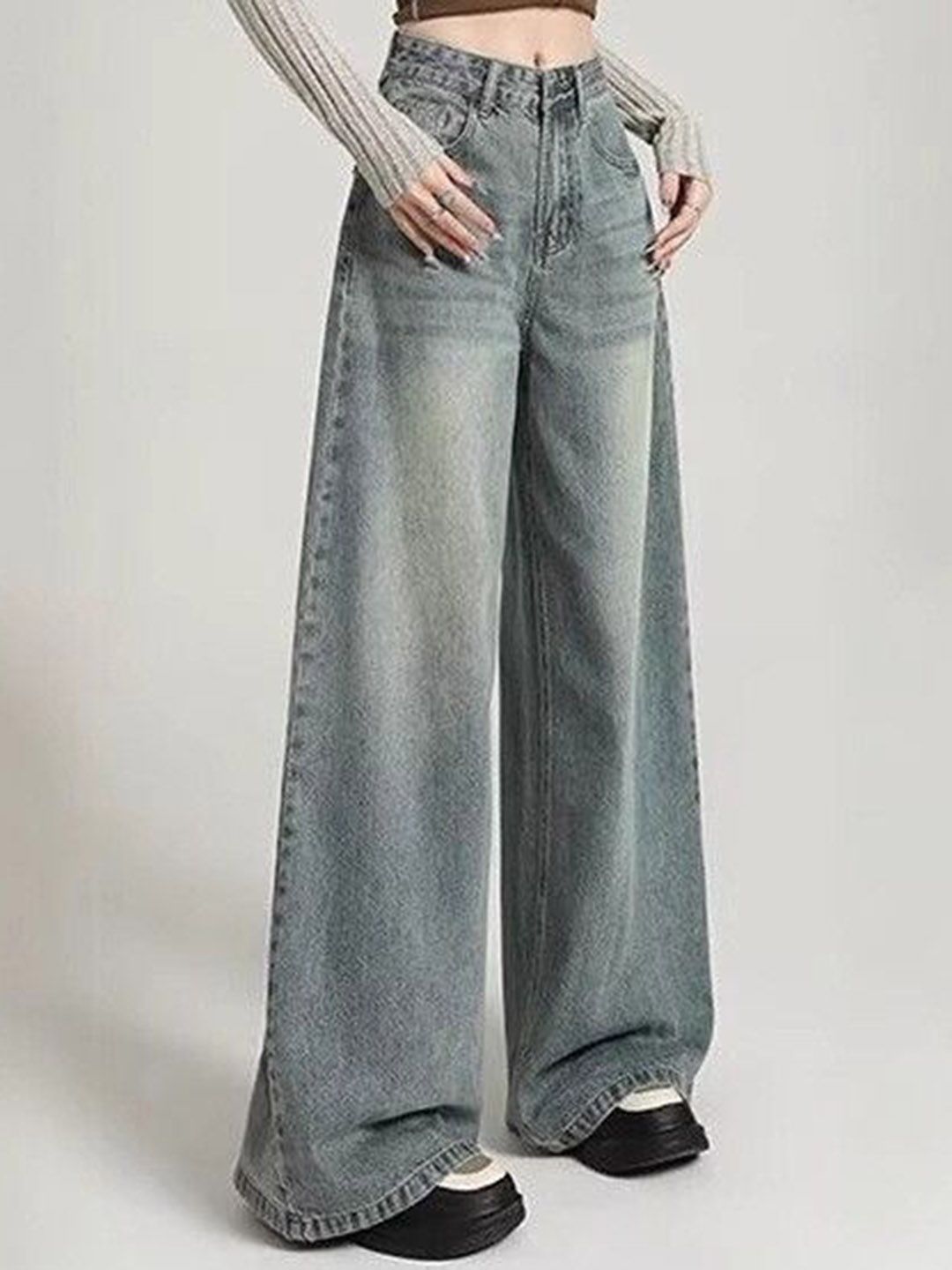 Women Relaxed Fit Mid-Rise Light Fade Jeans
