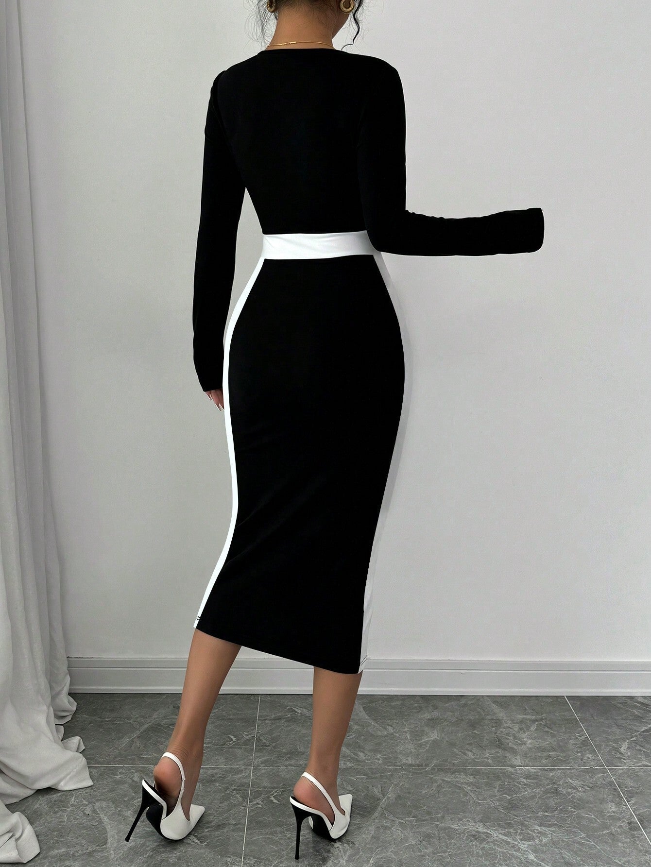 Color-Blocked Bodycon Midi Dress with Square Neck and Long Sleeves