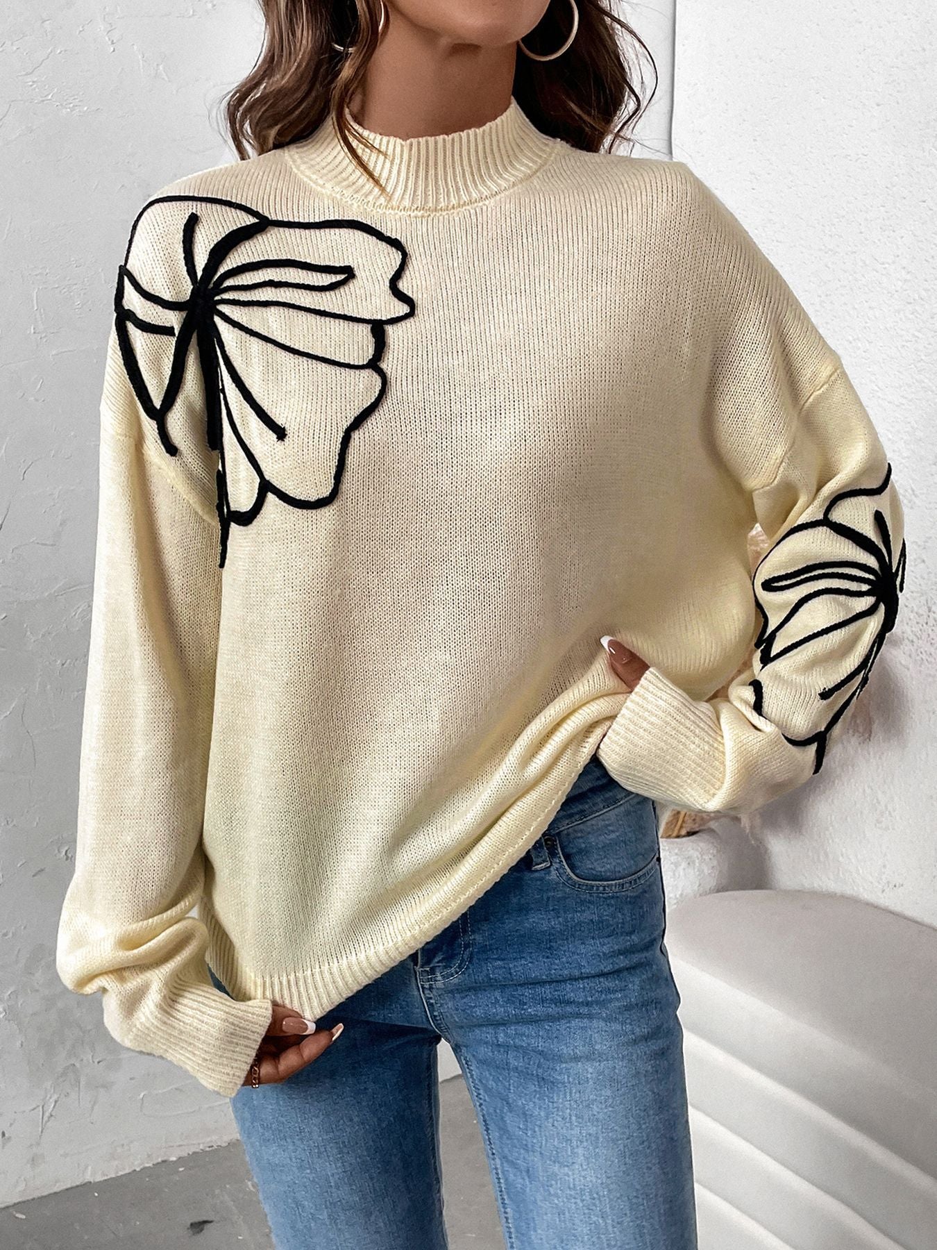 Abstract Floral Outline Pullover Sweater with Half-Turtleneck