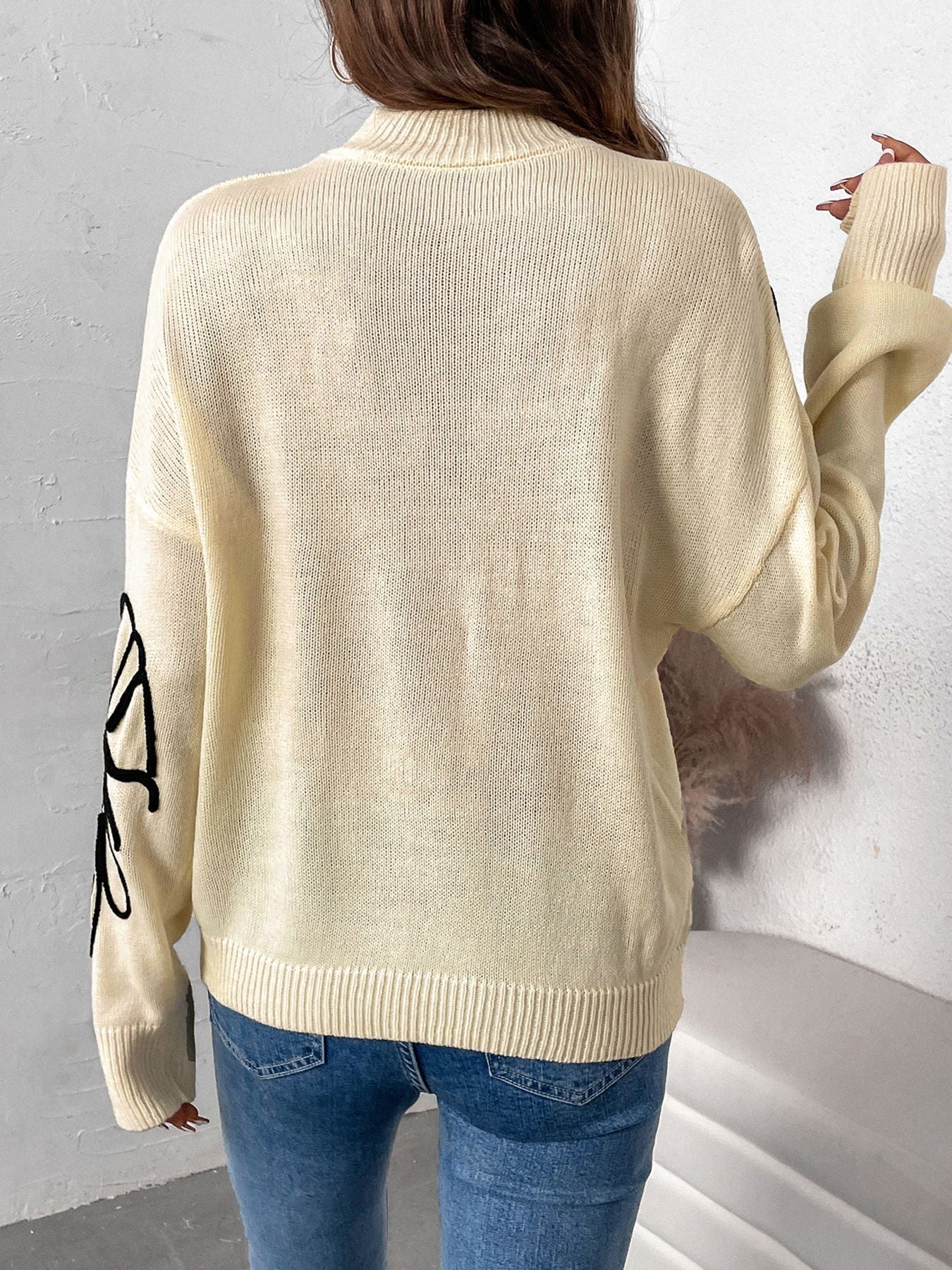 Abstract Floral Outline Pullover Sweater with Half-Turtleneck
