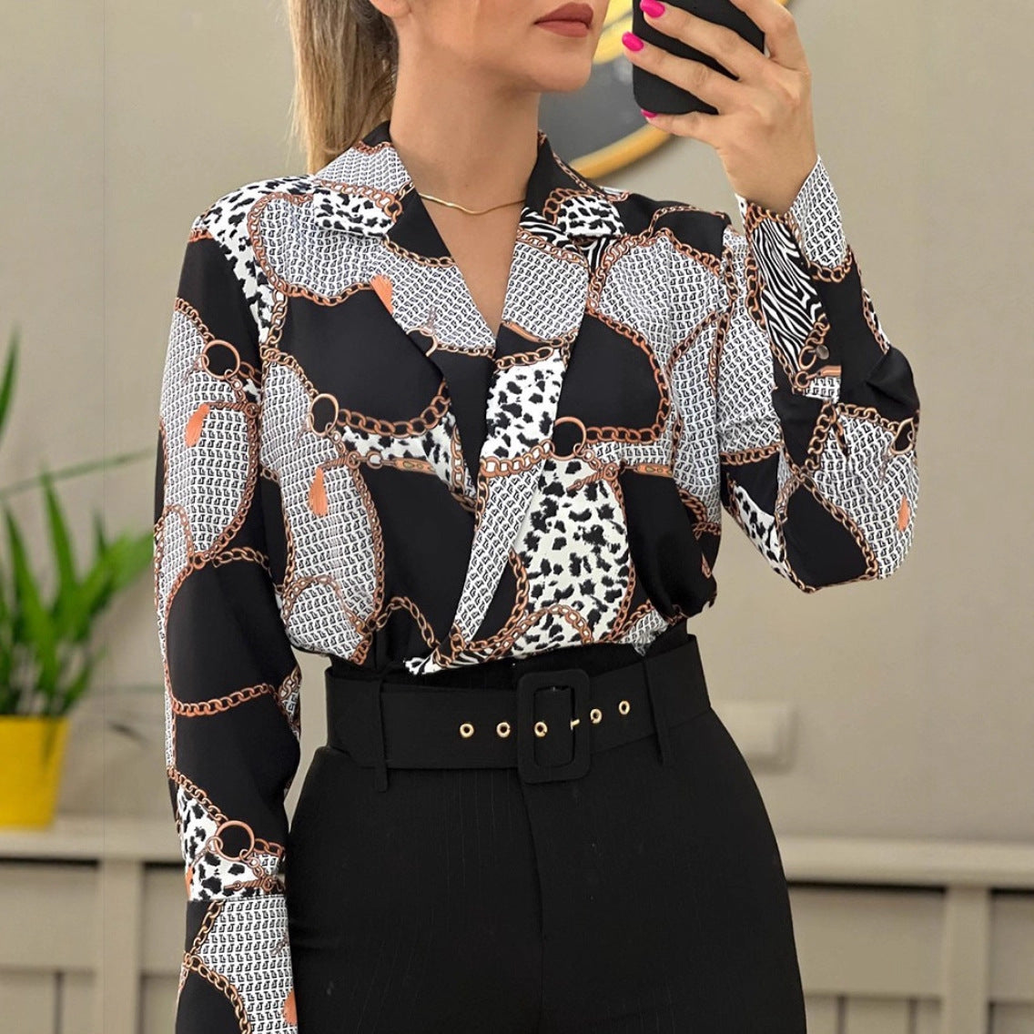 Chain Print Pullover Blouse with V-Neck and Long Sleeves