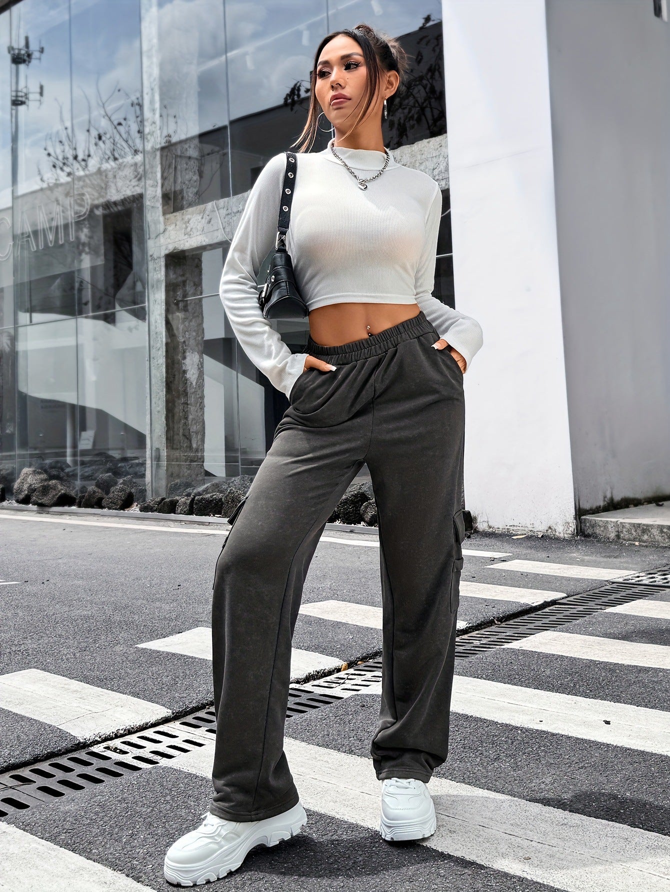 Loose Straight-Leg Sweatpants with Elastic Waist and Cargo Pockets
