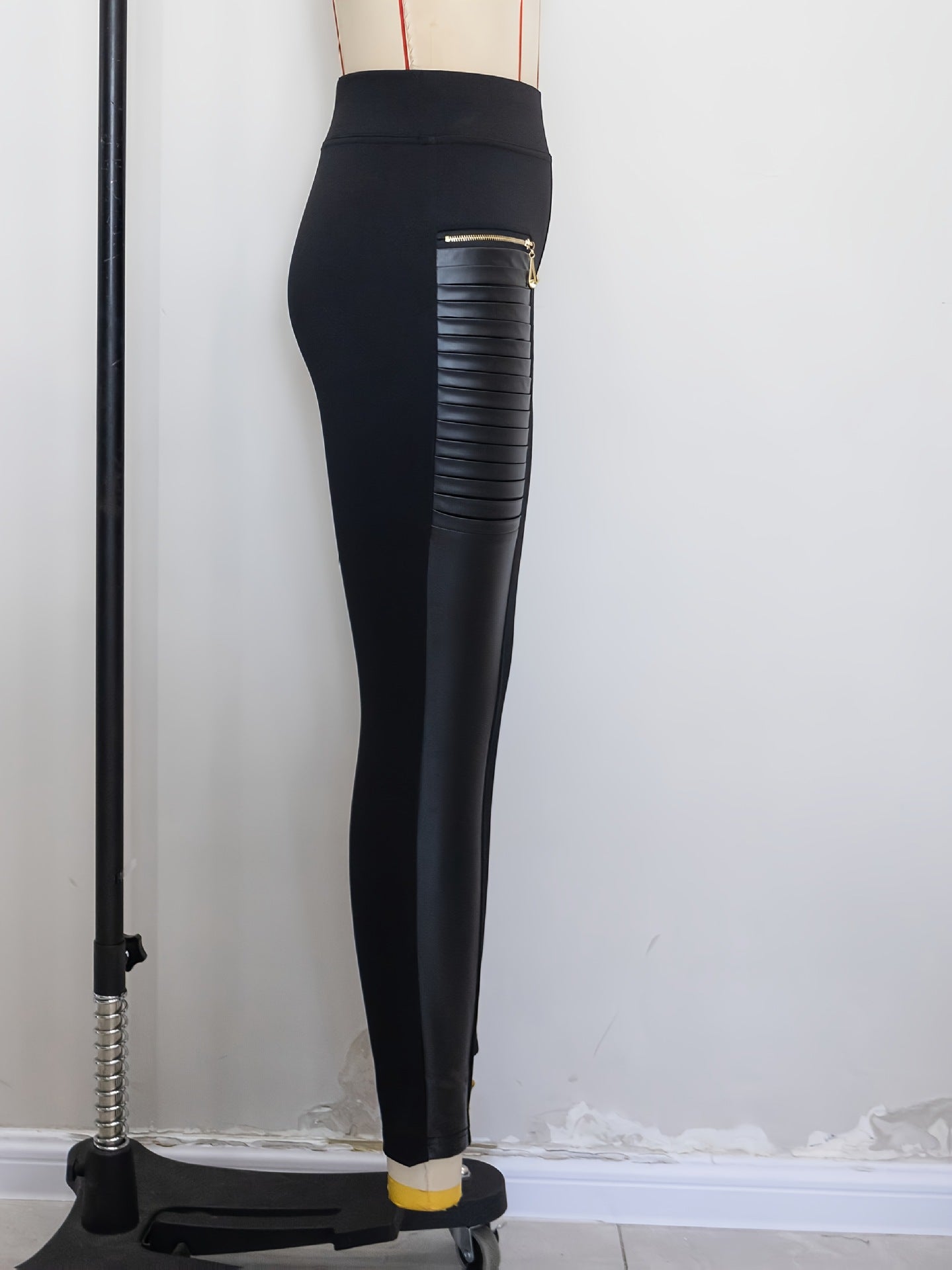 Slim-Fit Leggings with Zippered Pockets and Side Splicing
