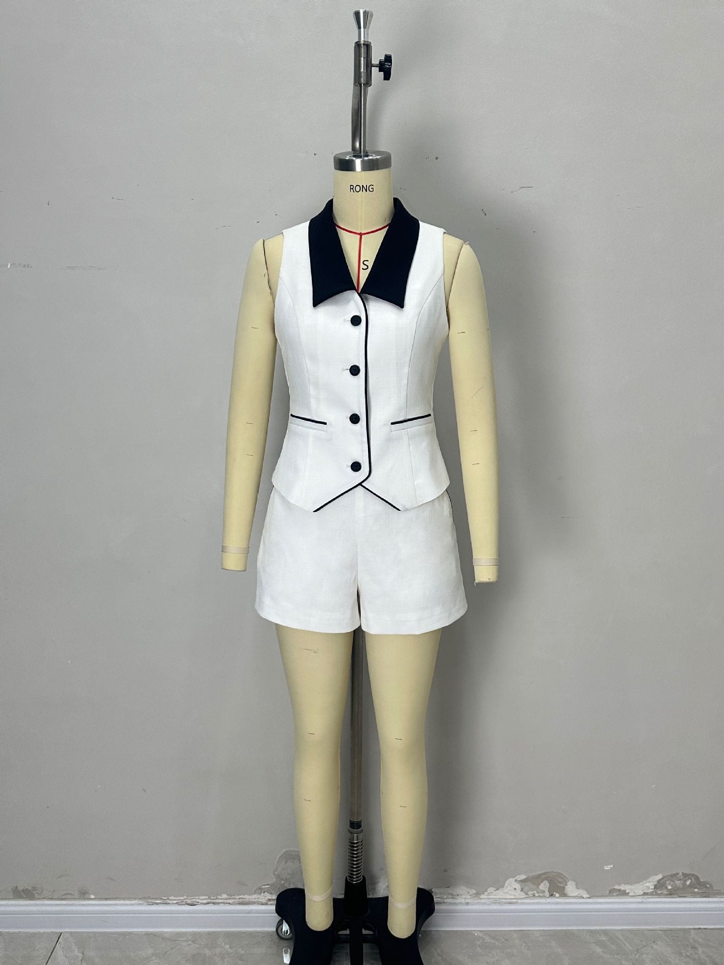 Contrast Vest and Shorts Set with Contrast Collar and Piped Trim