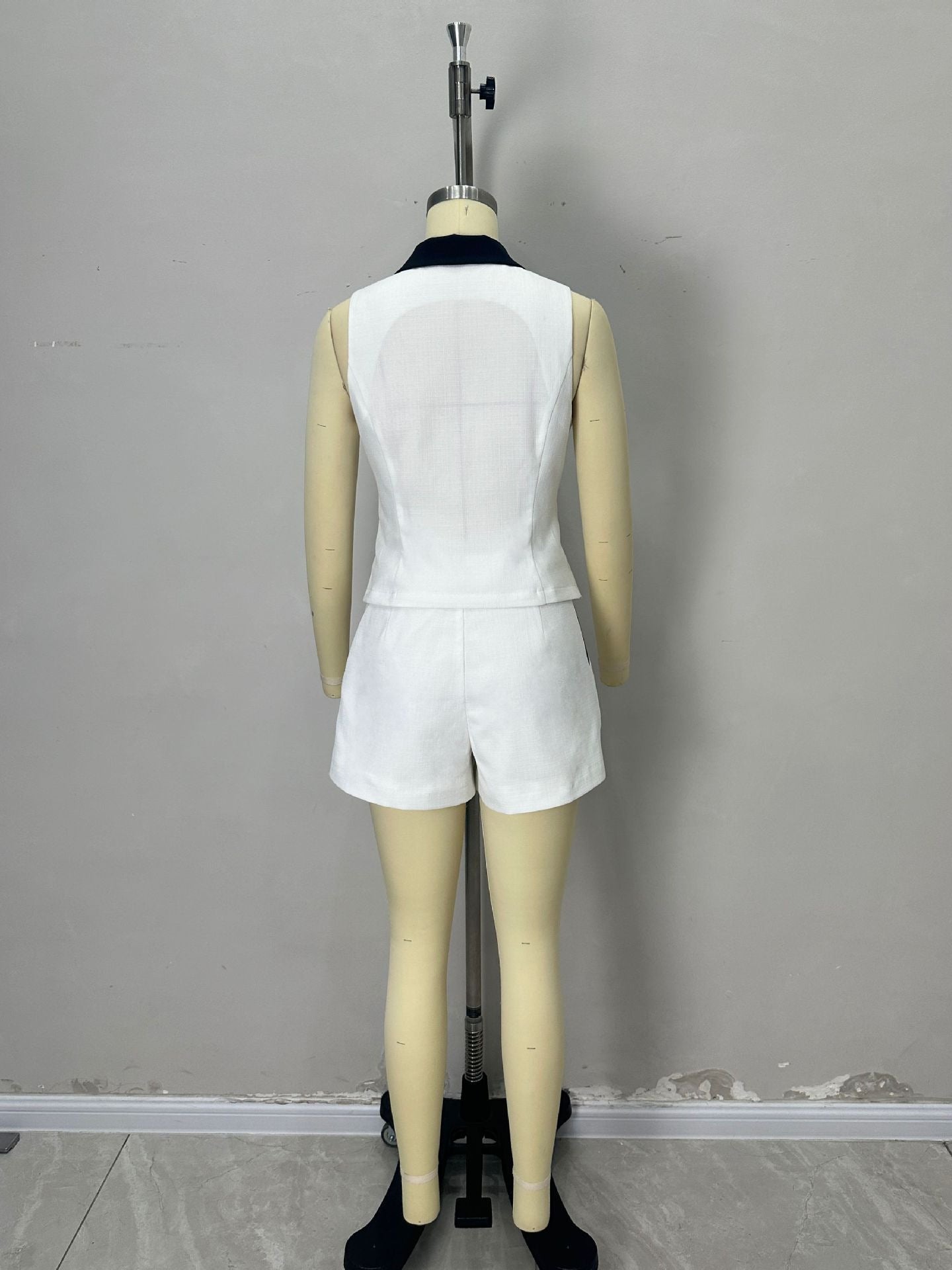 Contrast Vest and Shorts Set with Contrast Collar and Piped Trim