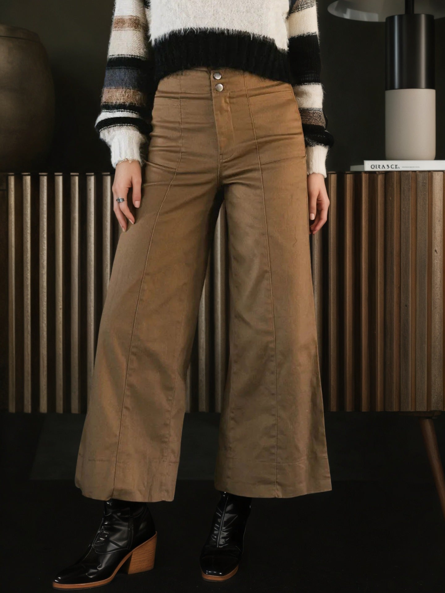 Cropped Wide-Leg Trousers with High Waist and Seam Detail