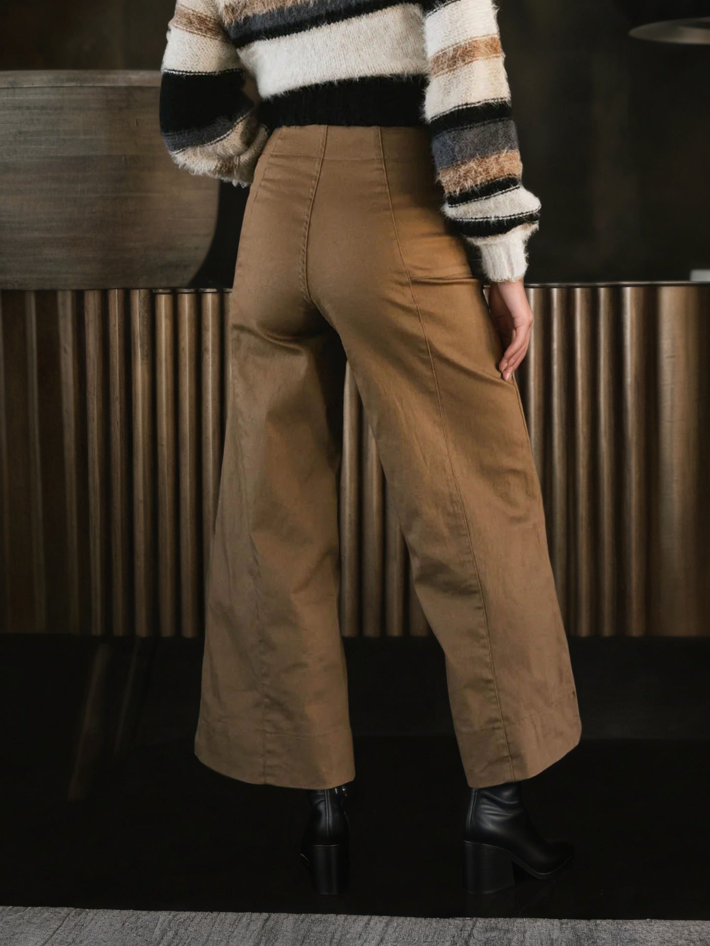 Cropped Wide-Leg Trousers with High Waist and Seam Detail