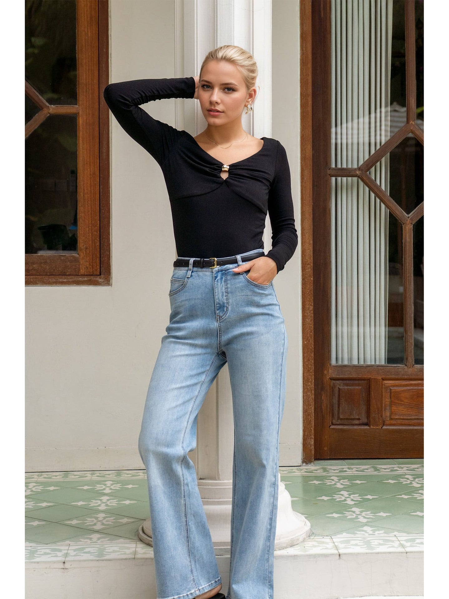 Fitted Long-Sleeve Knit Top with V-Neck and Ring Detail