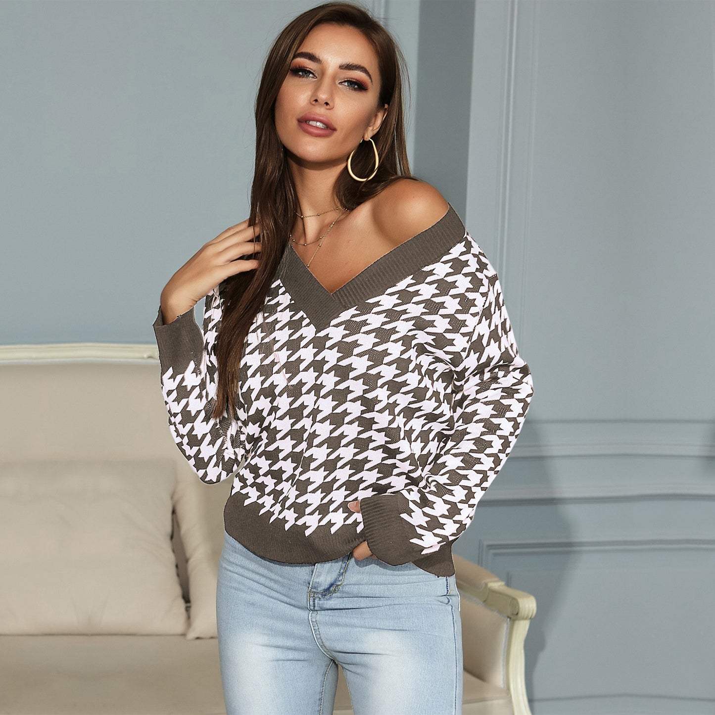Houndstooth Jacquard Knit Sweater with V-Neck and Long Sleeves