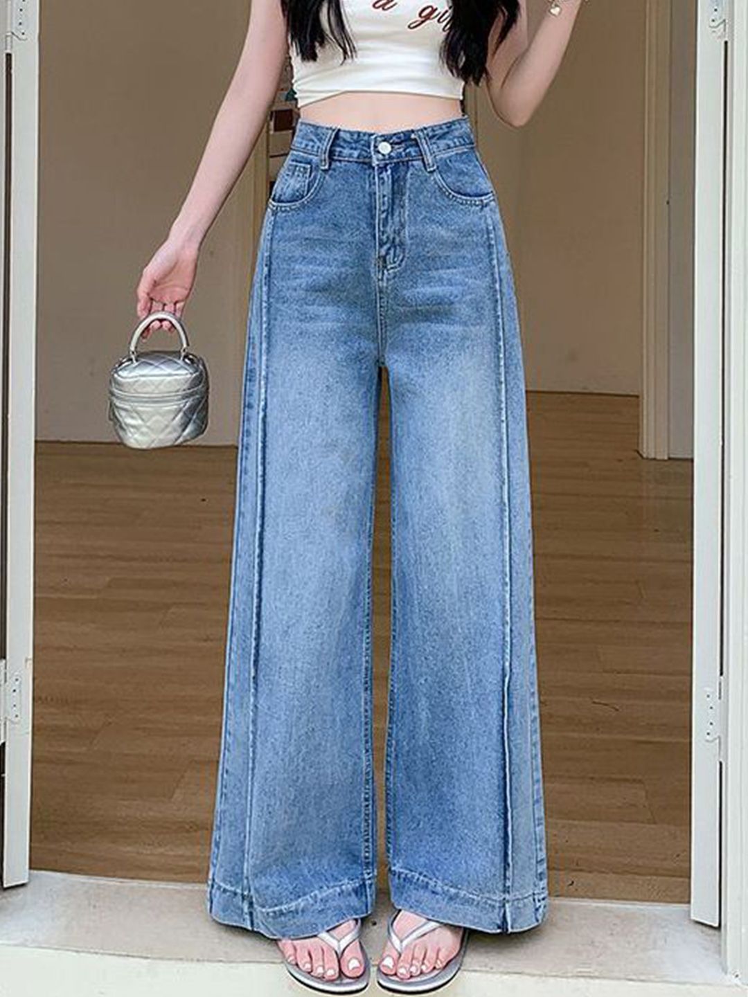 Women Straight Fit Mid-Rise Light Fade Jeans
