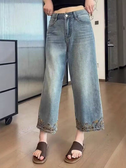 Women Straight Fit Mid-Rise Light Fade Cropped Jeans