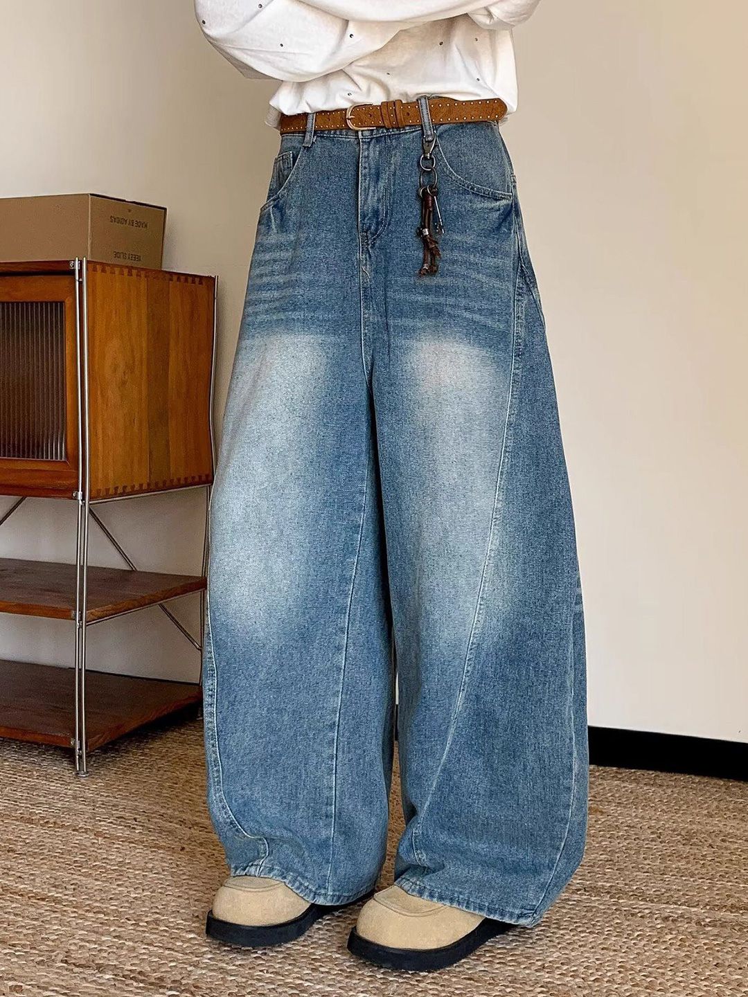 Men Wide Leg Mid-Rise Clean Look Light Fade Jeans