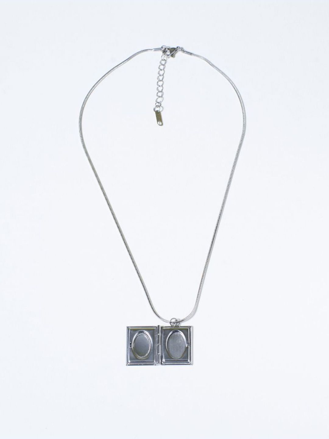 SALTY Women Quirky Quasar Openable Silver Pendant With Chain
