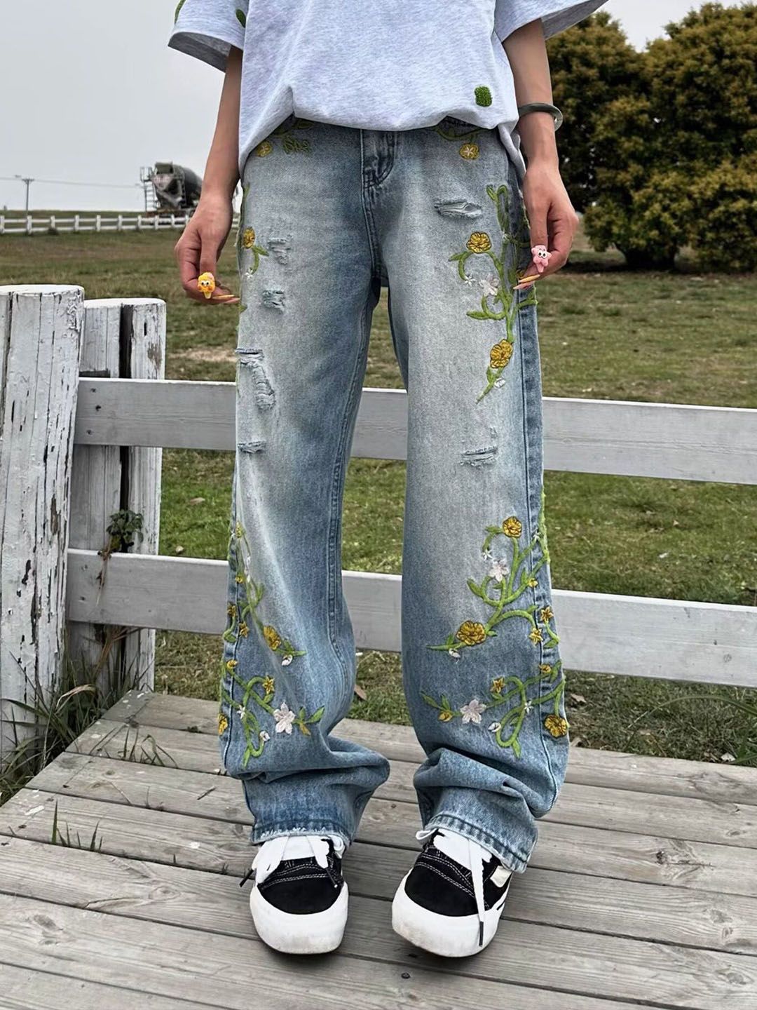 Men Straight Fit Mid-Rise  Distressed Light Fade Embroidered Jeans