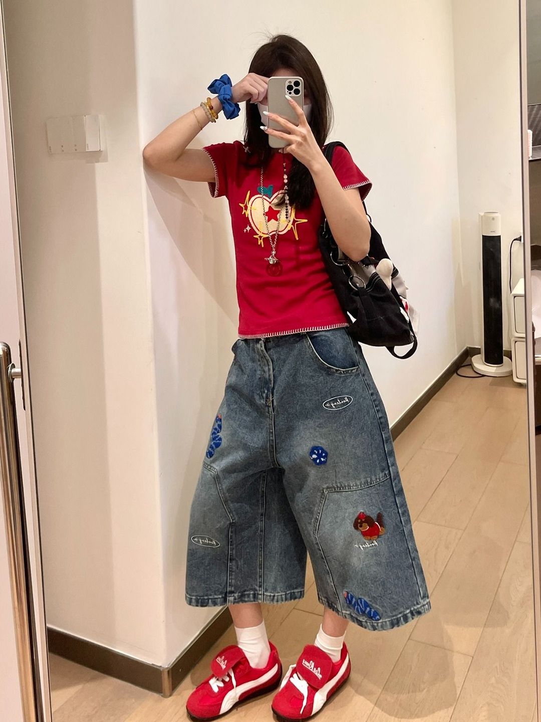 Women Regular Fit Mid-Rise Light Fade Embroidered Cropped Jeans