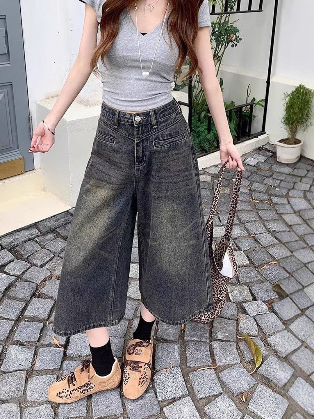 Women Wide Leg Mid-Rise Light Fade Cropped Jeans