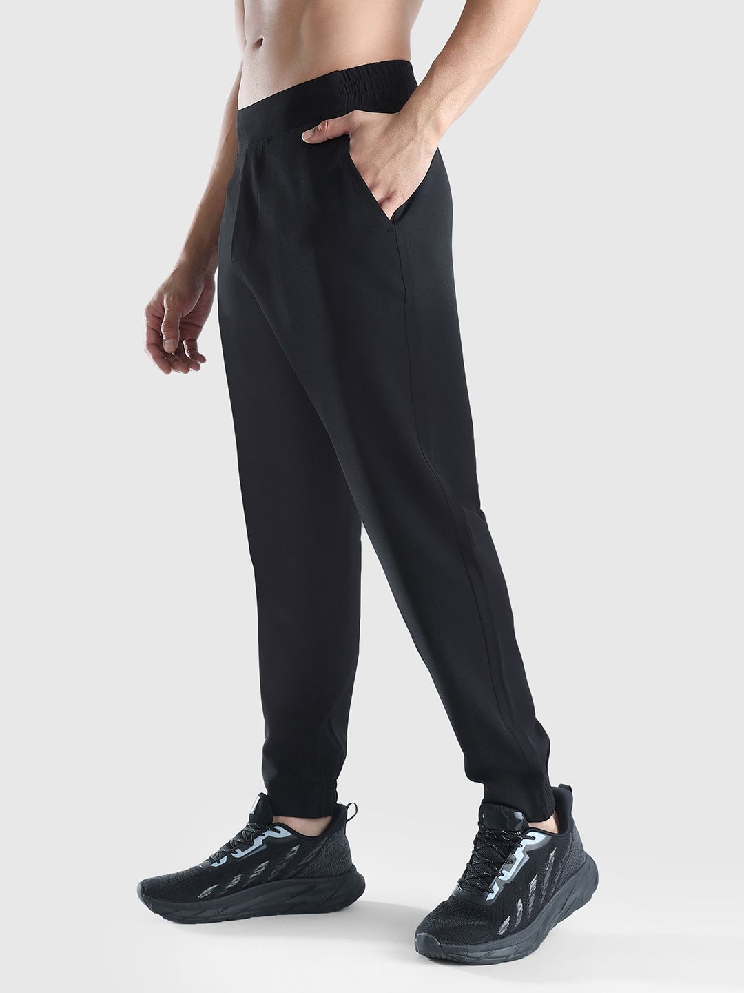 Men Tapered Fit Mid Rise Joggers