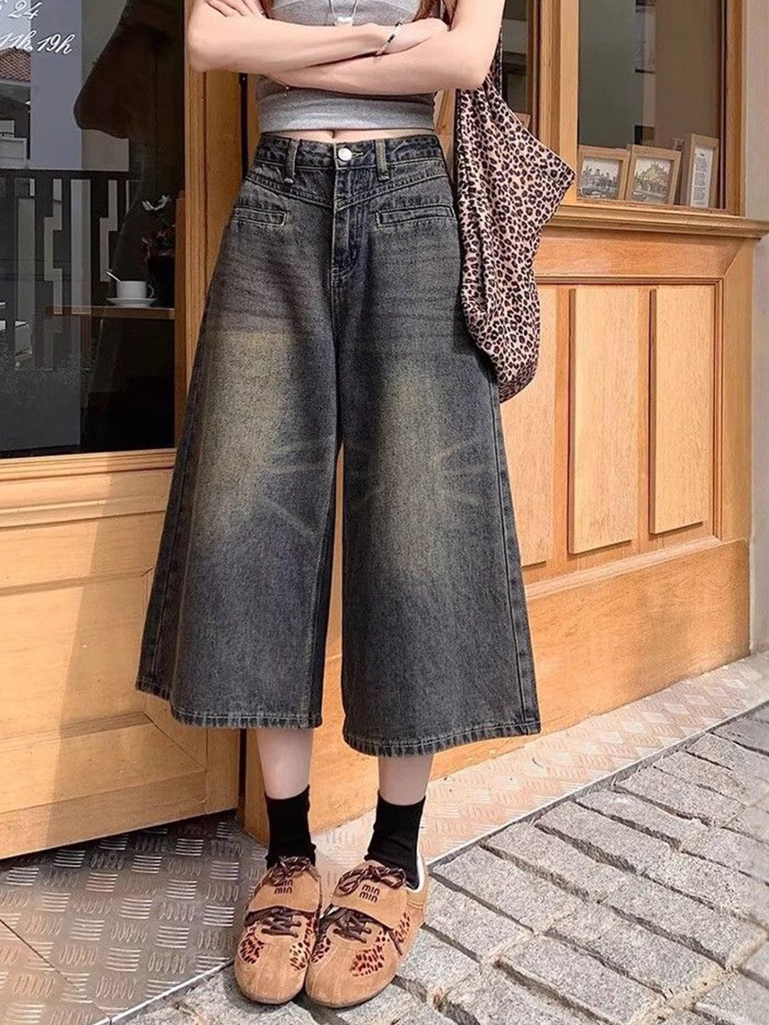 Women Wide Leg Mid-Rise Light Fade Cropped Jeans