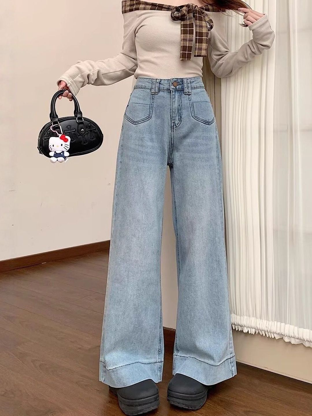 Women Relaxed Fit Mid-Rise Light Fade Jeans