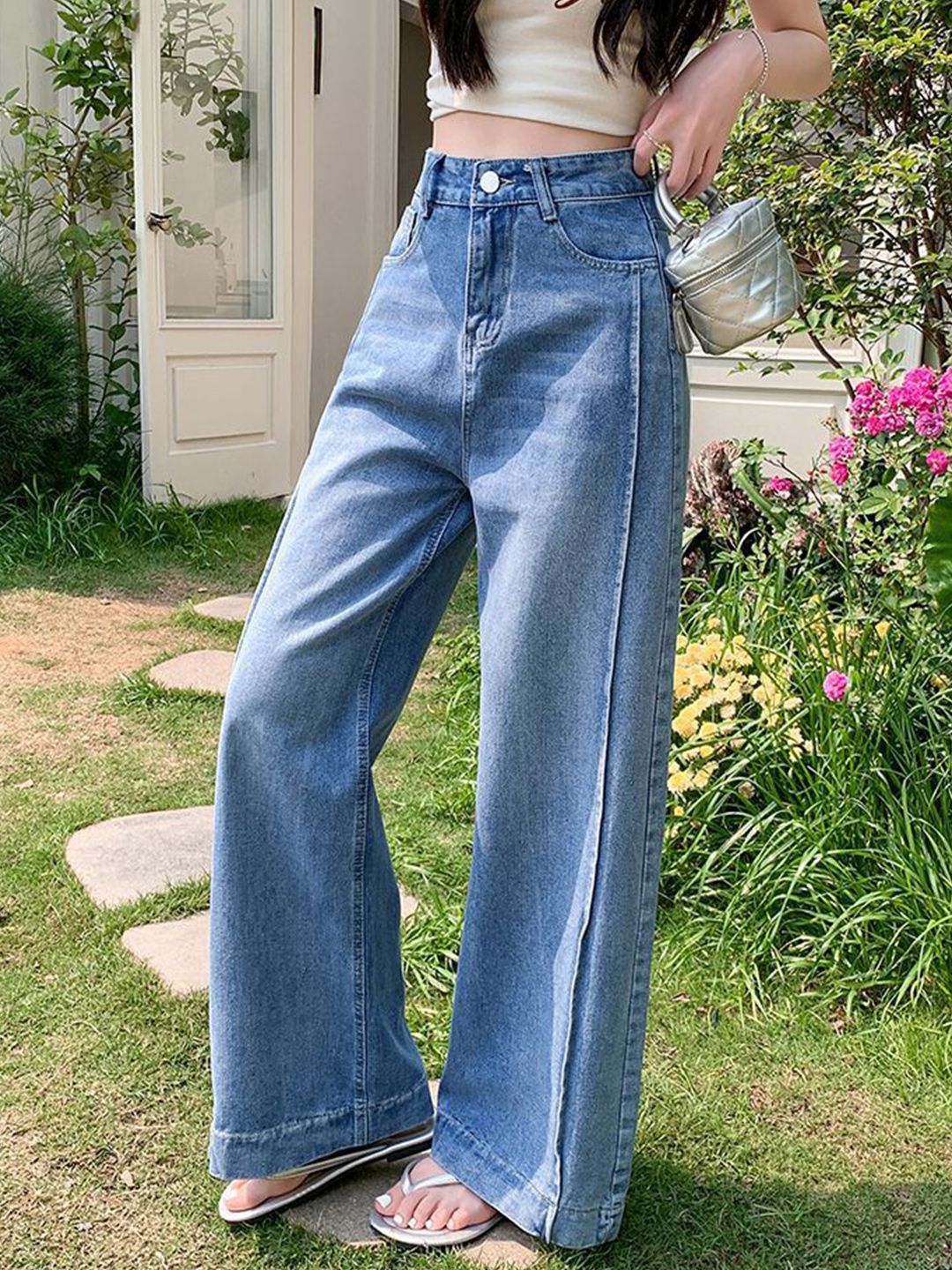 Women Straight Fit Mid-Rise Light Fade Jeans