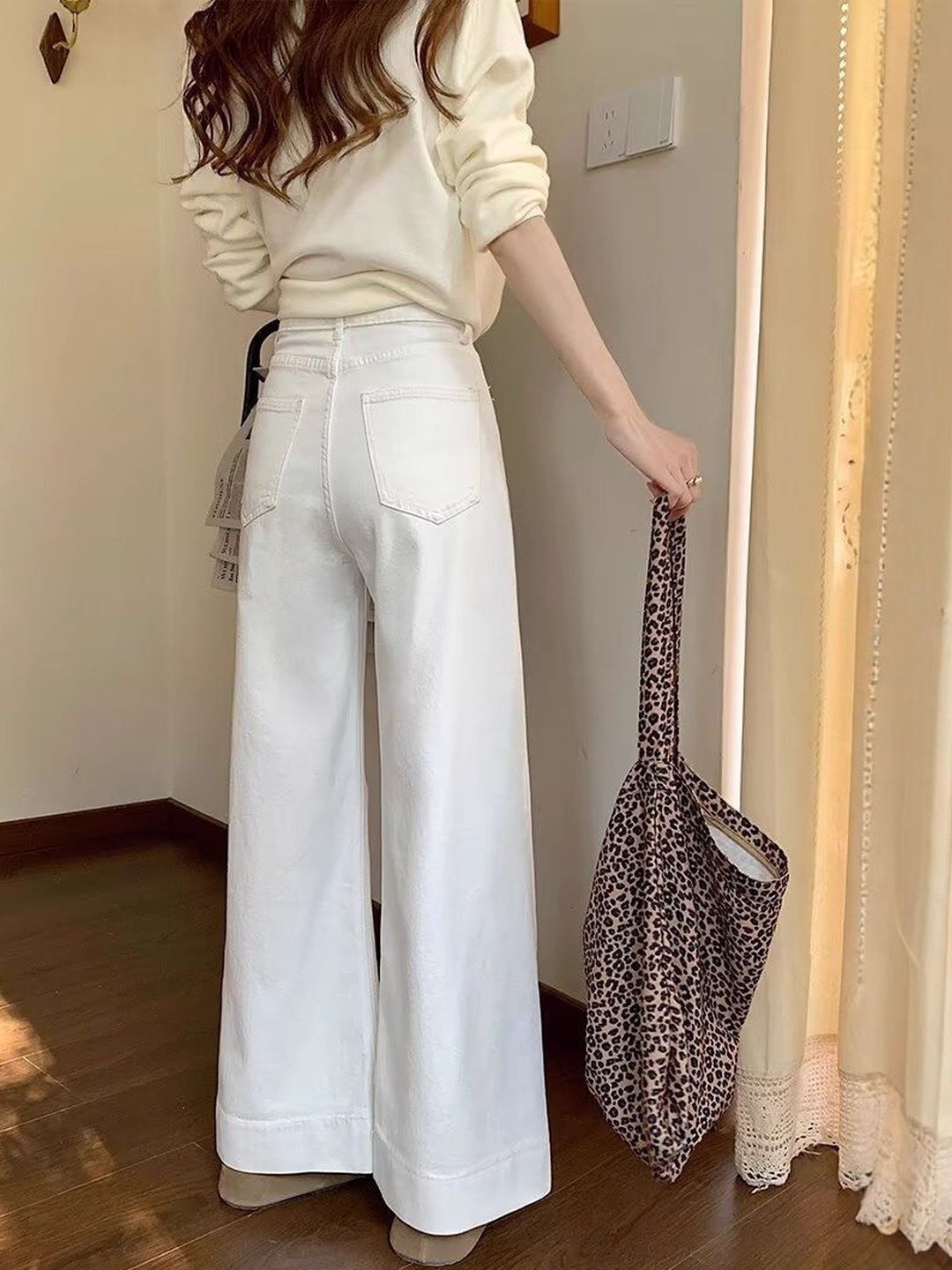 Women Relaxed Fit Mid-Rise Light Fade Jeans