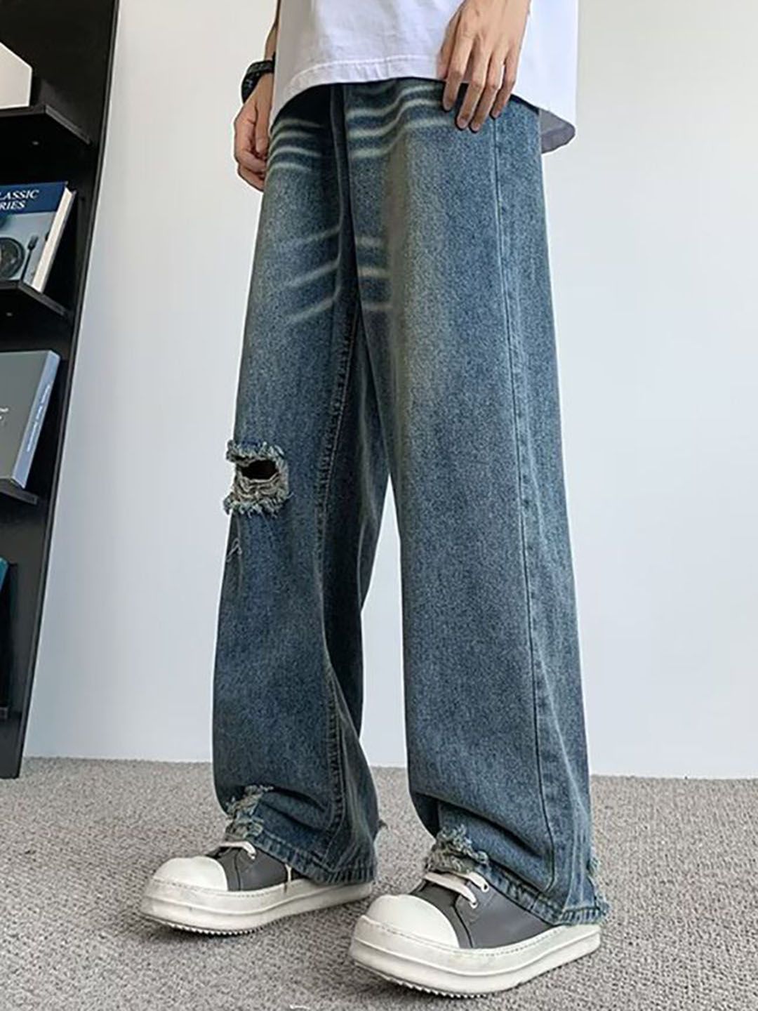 Men Wide Leg Mildly Distressed Jeans