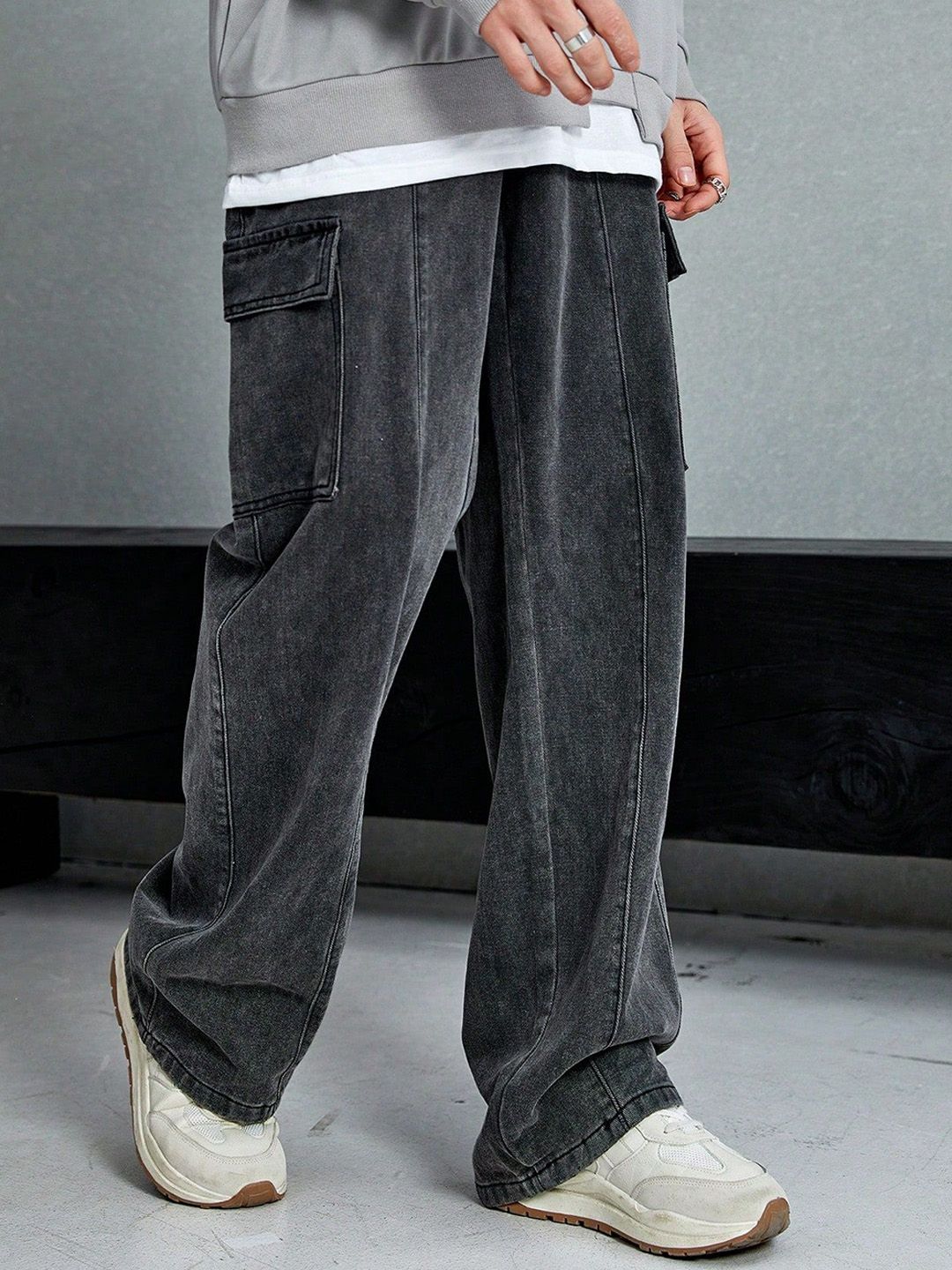 Men Regular Fit Mid-Rise Stretchable Cargo StylesJeans