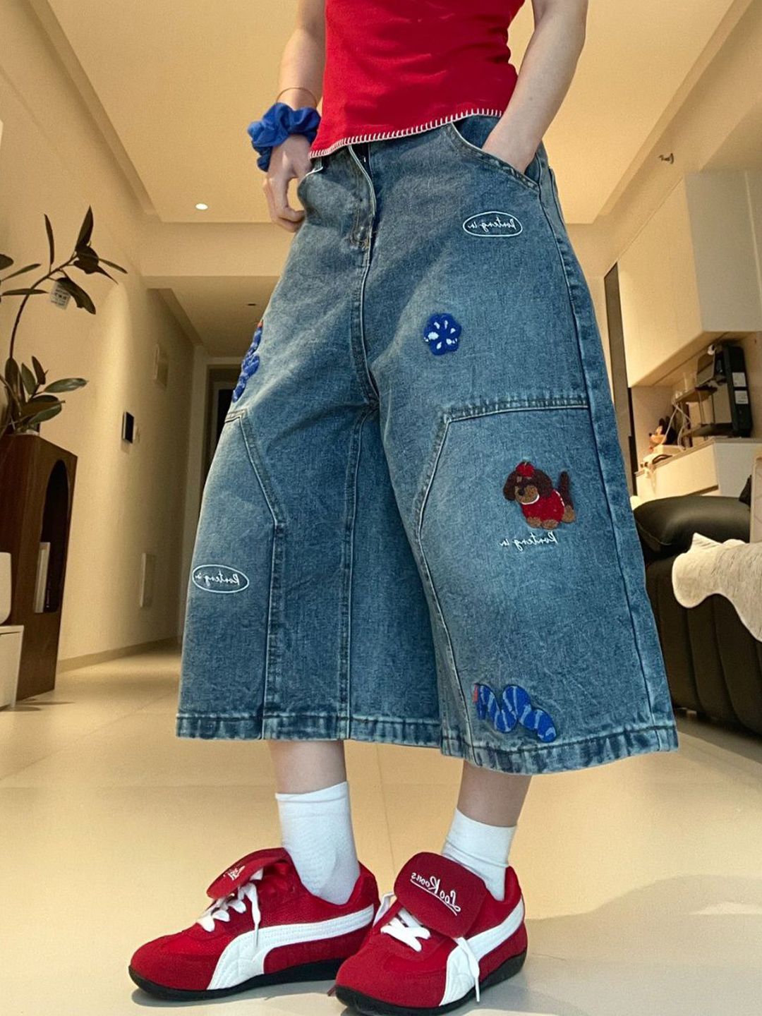 Women Regular Fit Mid-Rise Light Fade Embroidered Cropped Jeans