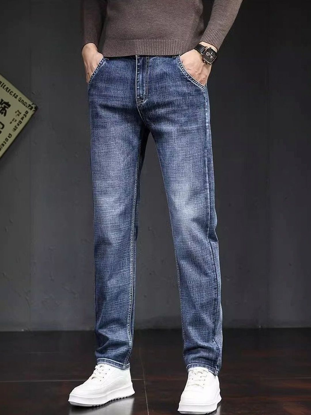 Men Straight Fit Mid-Rise Light Fade Jeans
