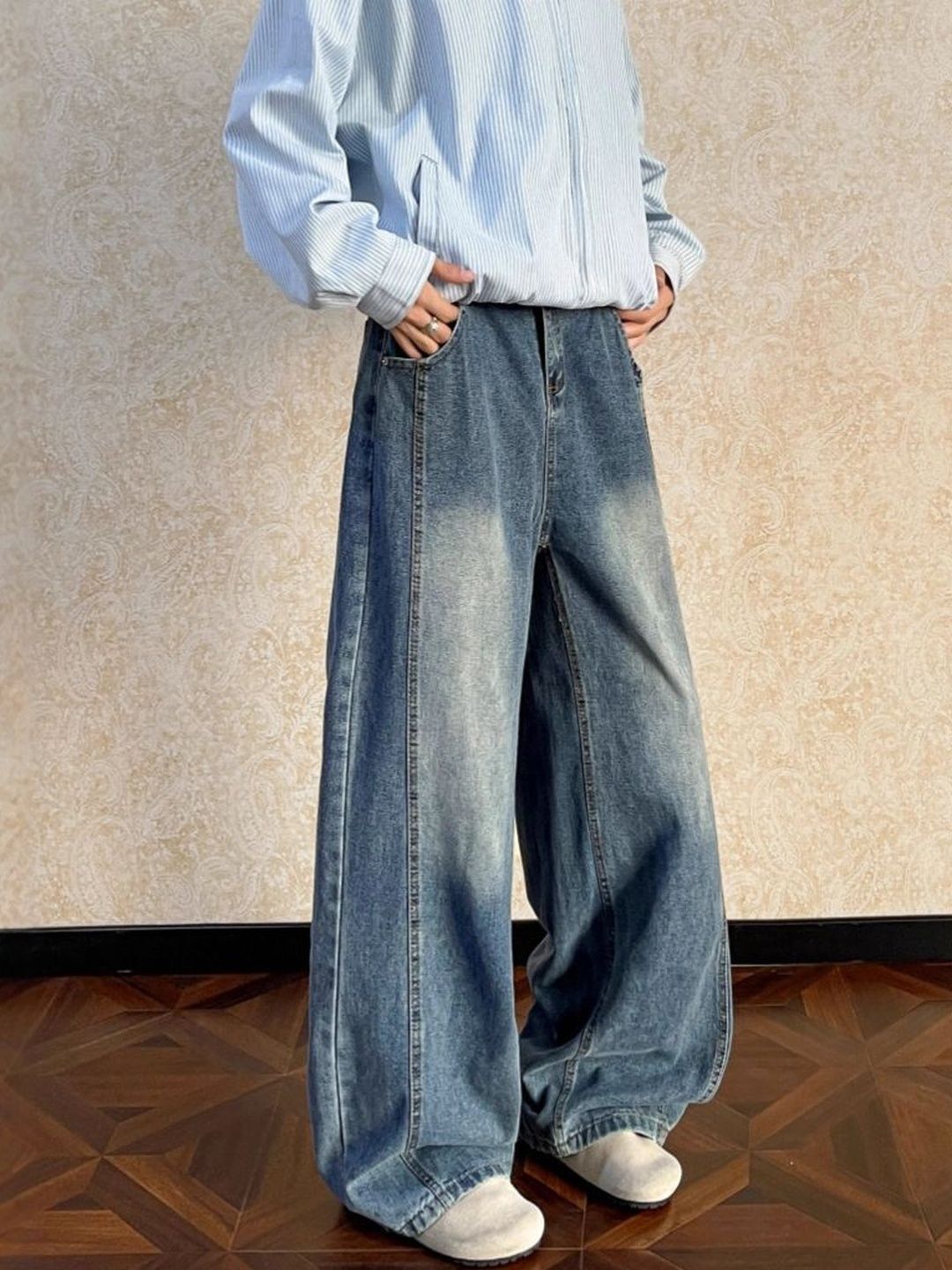 Men Wide Leg Mid-Rise Light Fade Jeans