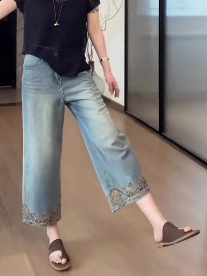 Women Straight Fit Mid-Rise Light Fade Cropped Jeans
