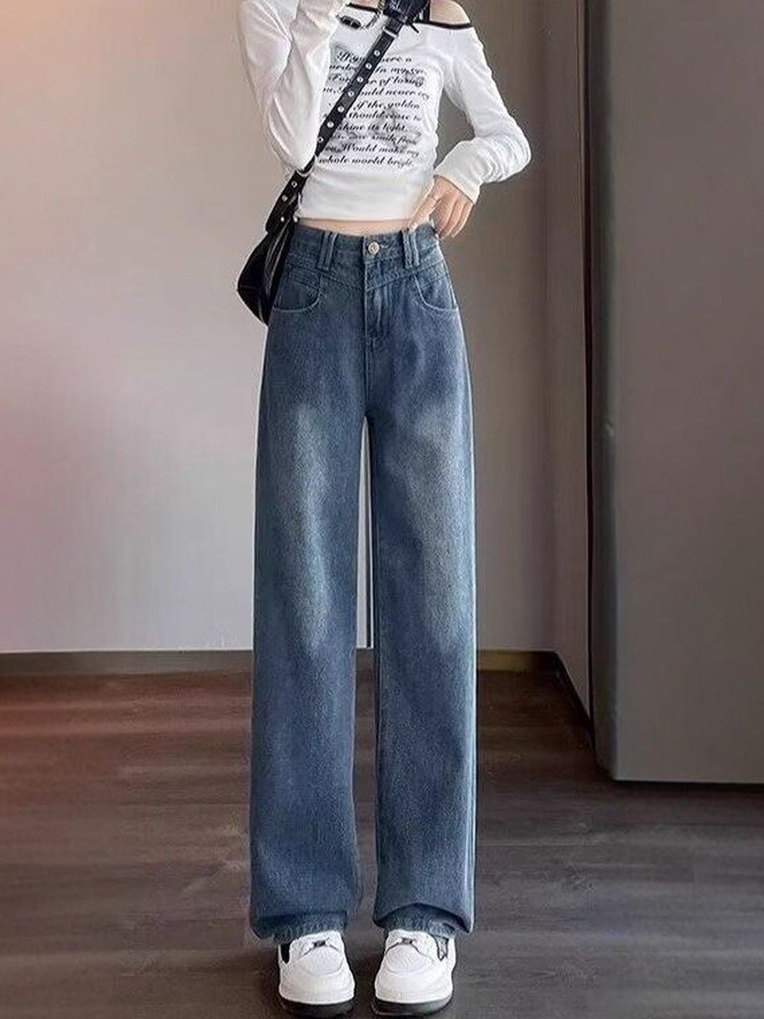 Women Straight Fit Mid-Rise Light Fade Jeans