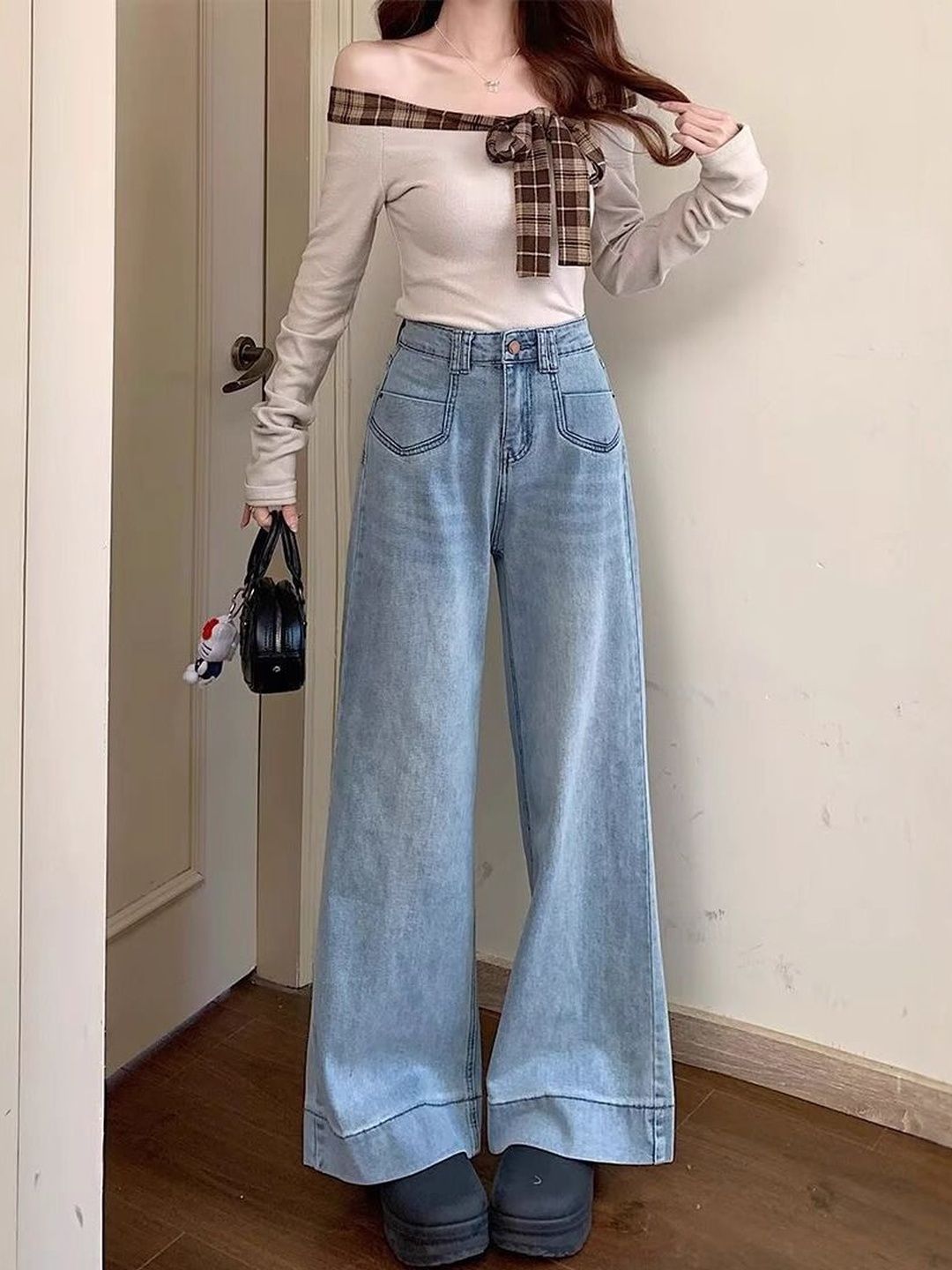 Women Relaxed Fit Mid-Rise Light Fade Jeans