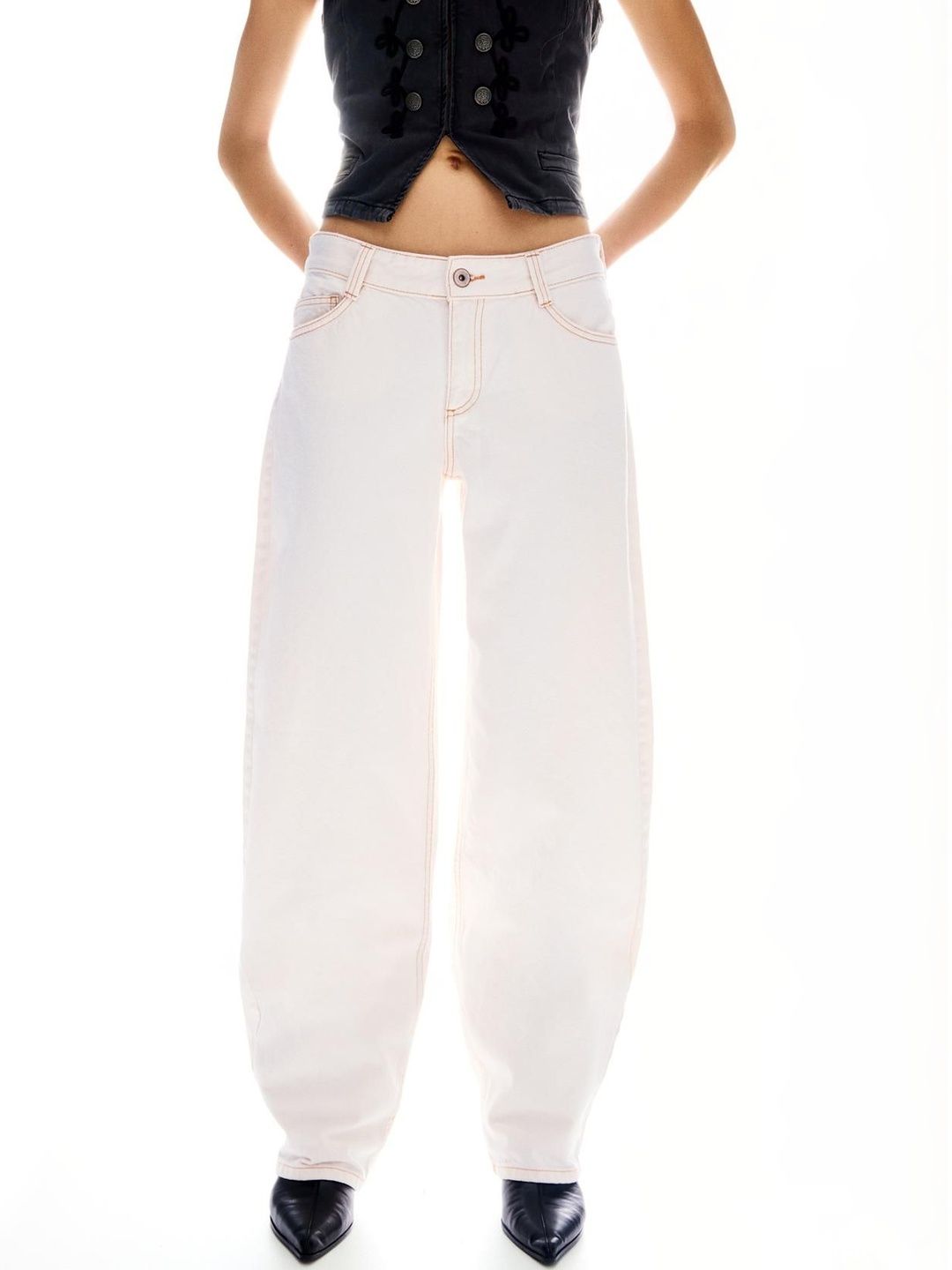 Low-rise baggy barrel jeans