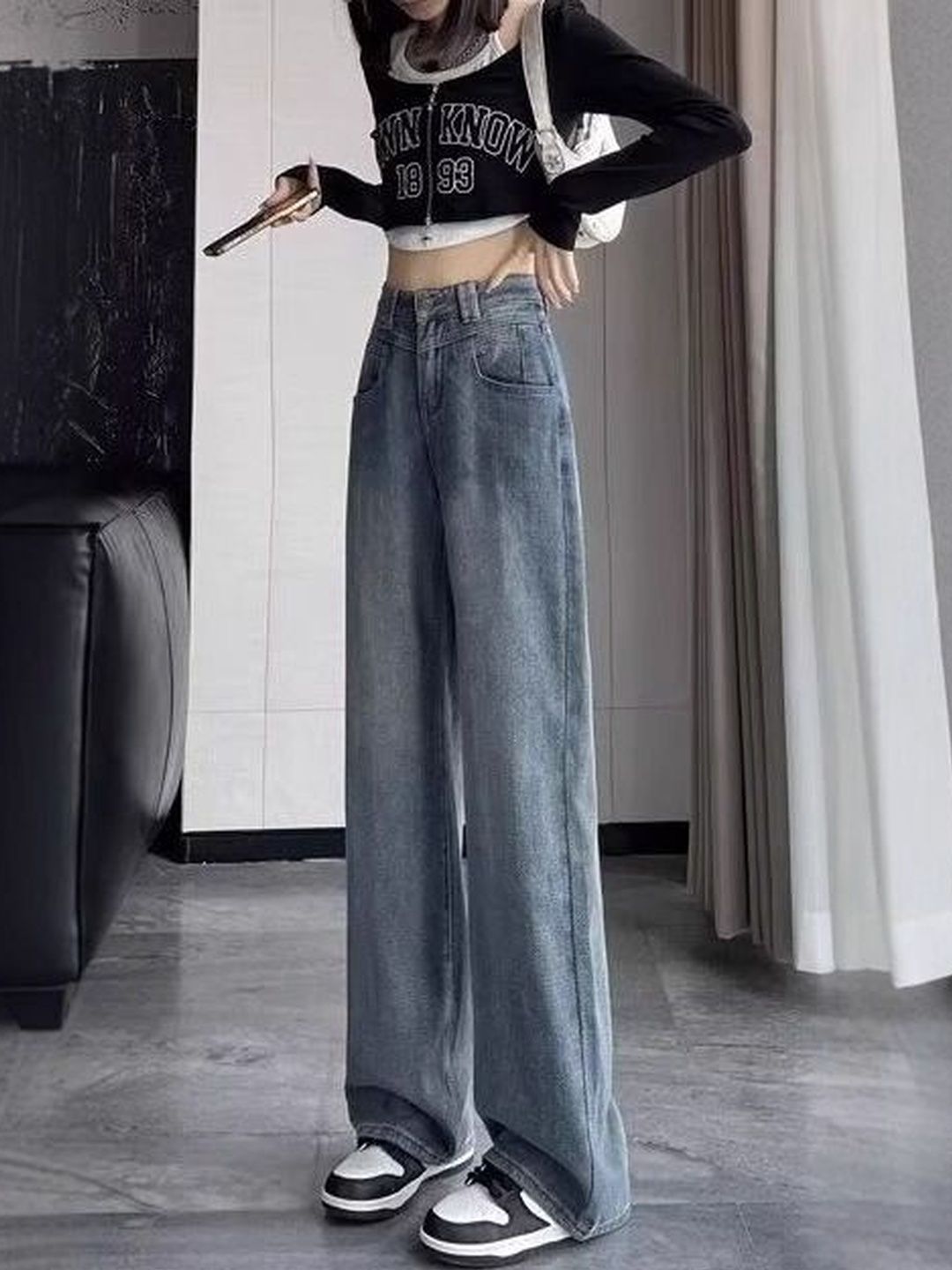 Women Straight Fit Mid-Rise Light Fade Jeans