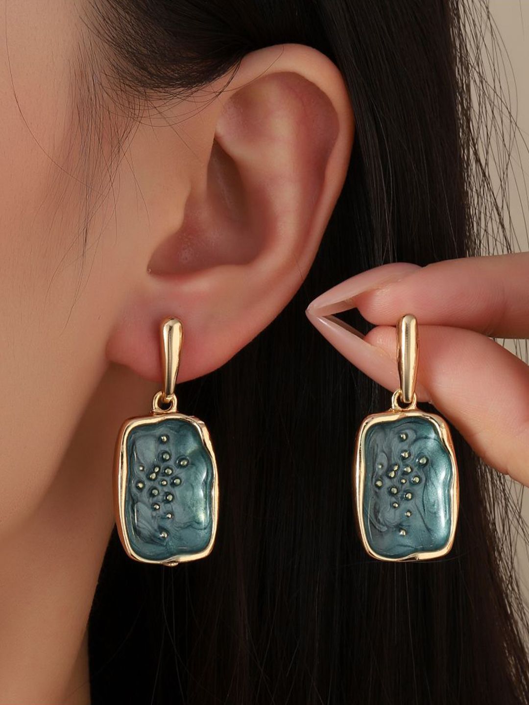 SALTY Pack of 2 Women Ritzy Black Luxury Gold Earring