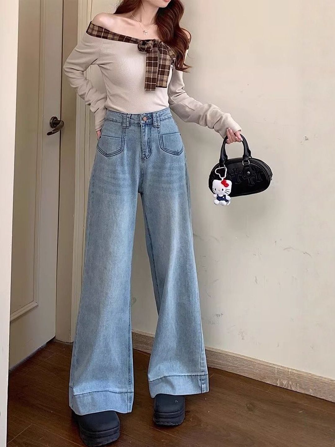 Women Relaxed Fit Mid-Rise Light Fade Jeans