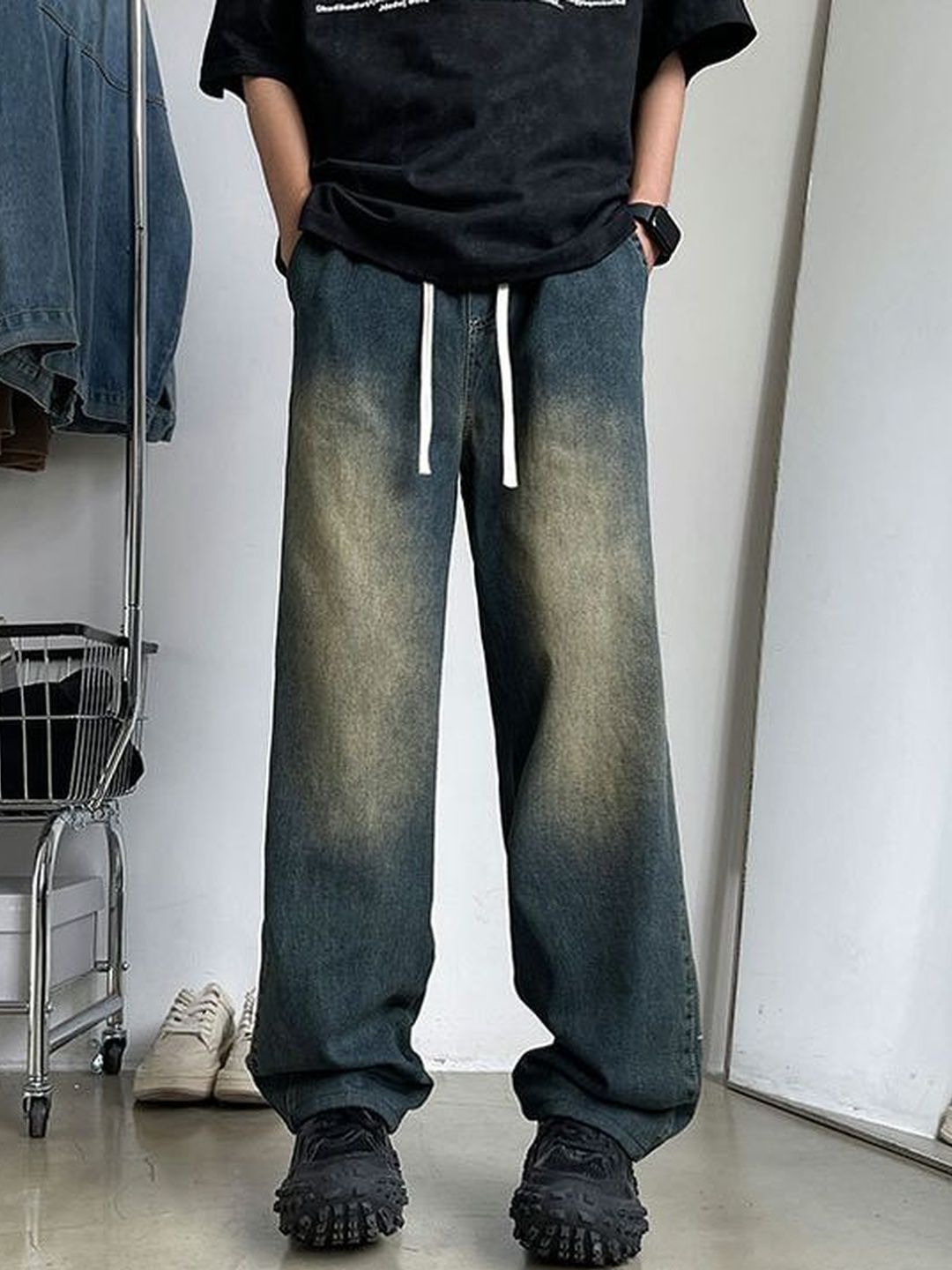 Men Wide Leg Mid-Rise Medium Fade Jeans