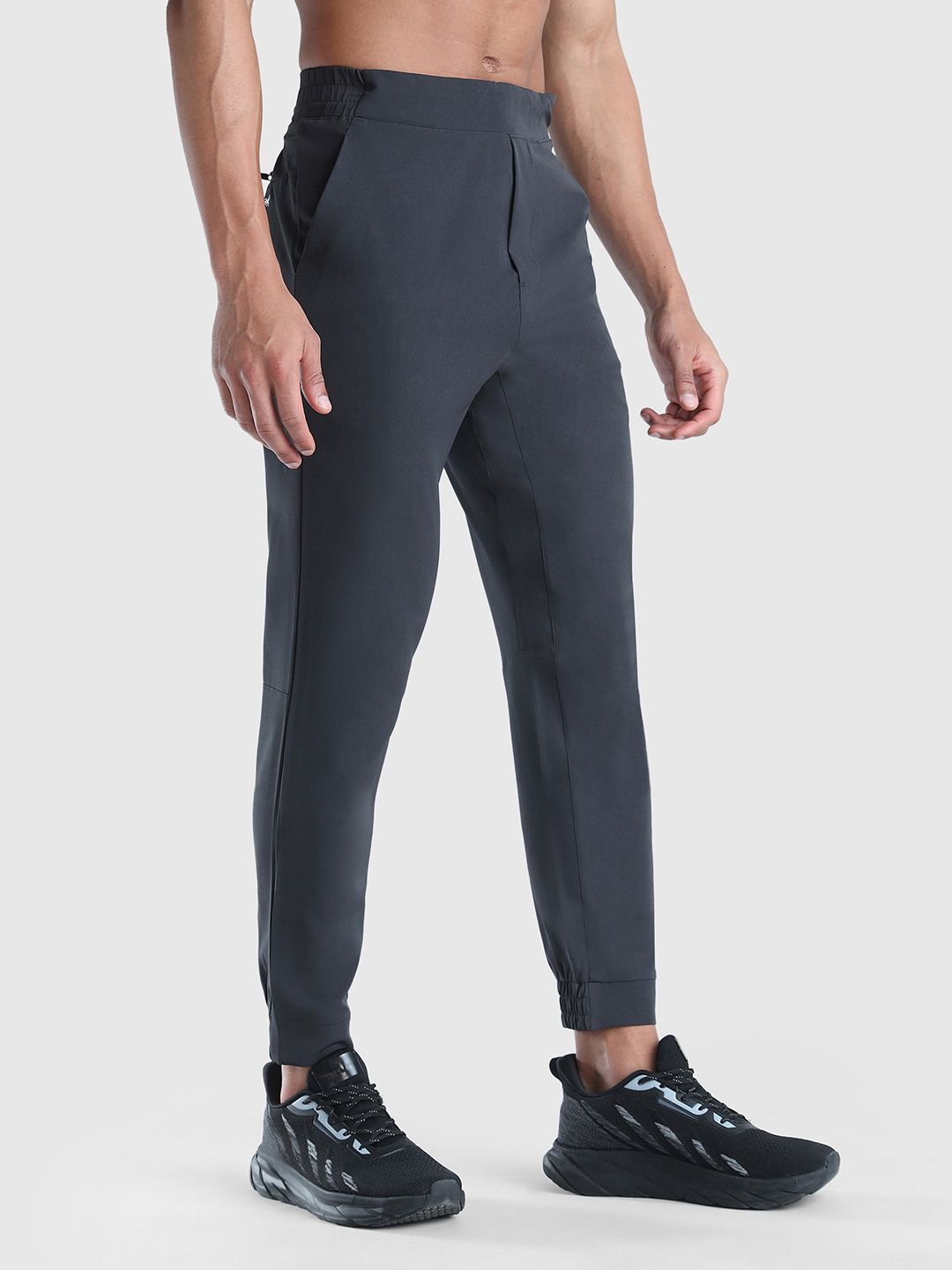Men Tapered Fit Mid Rise Joggers