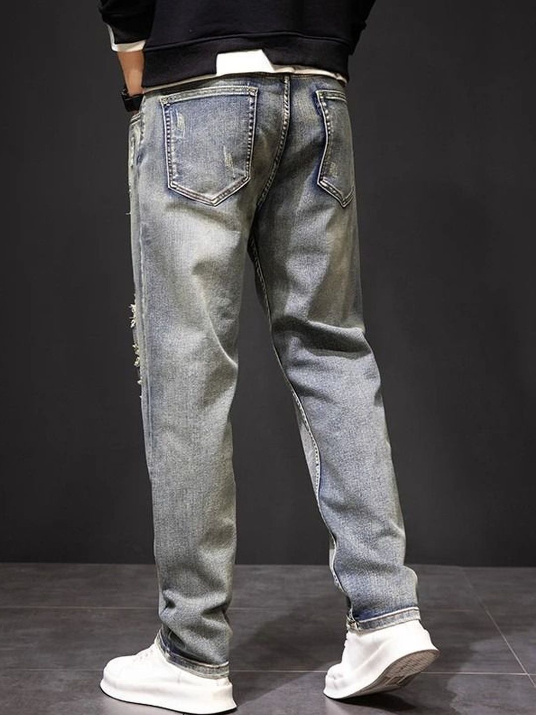 Men Relaxed Fit Mid-Rise Light Fade Applique Jeans