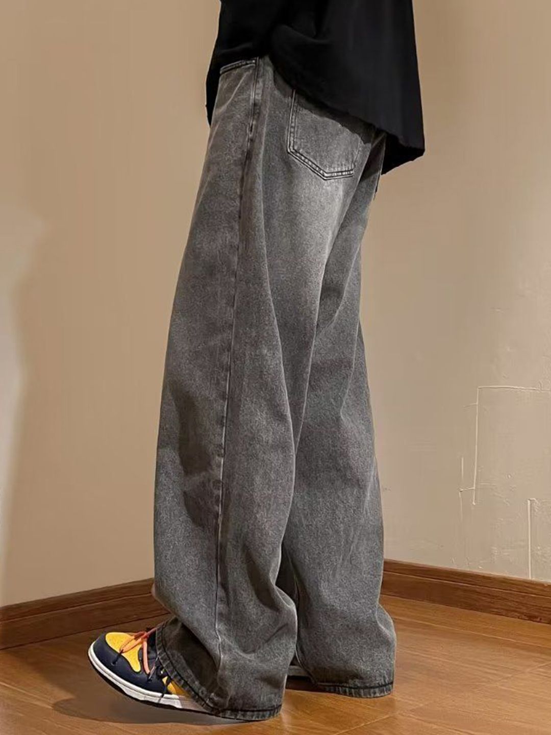 Men Relaxed Fit Mid-Rise Light Fade Jeans