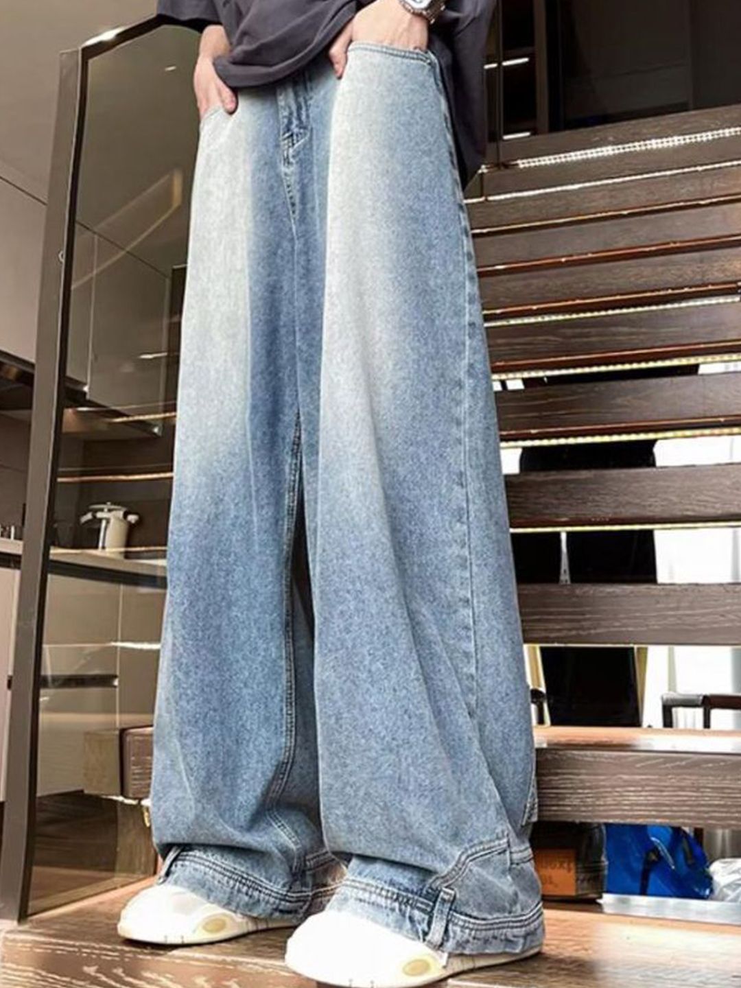 Men Wide Leg Light Fade Mid-Rise Jeans