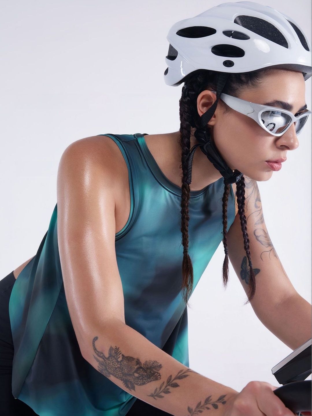 Teal Fluid Overlap Tank